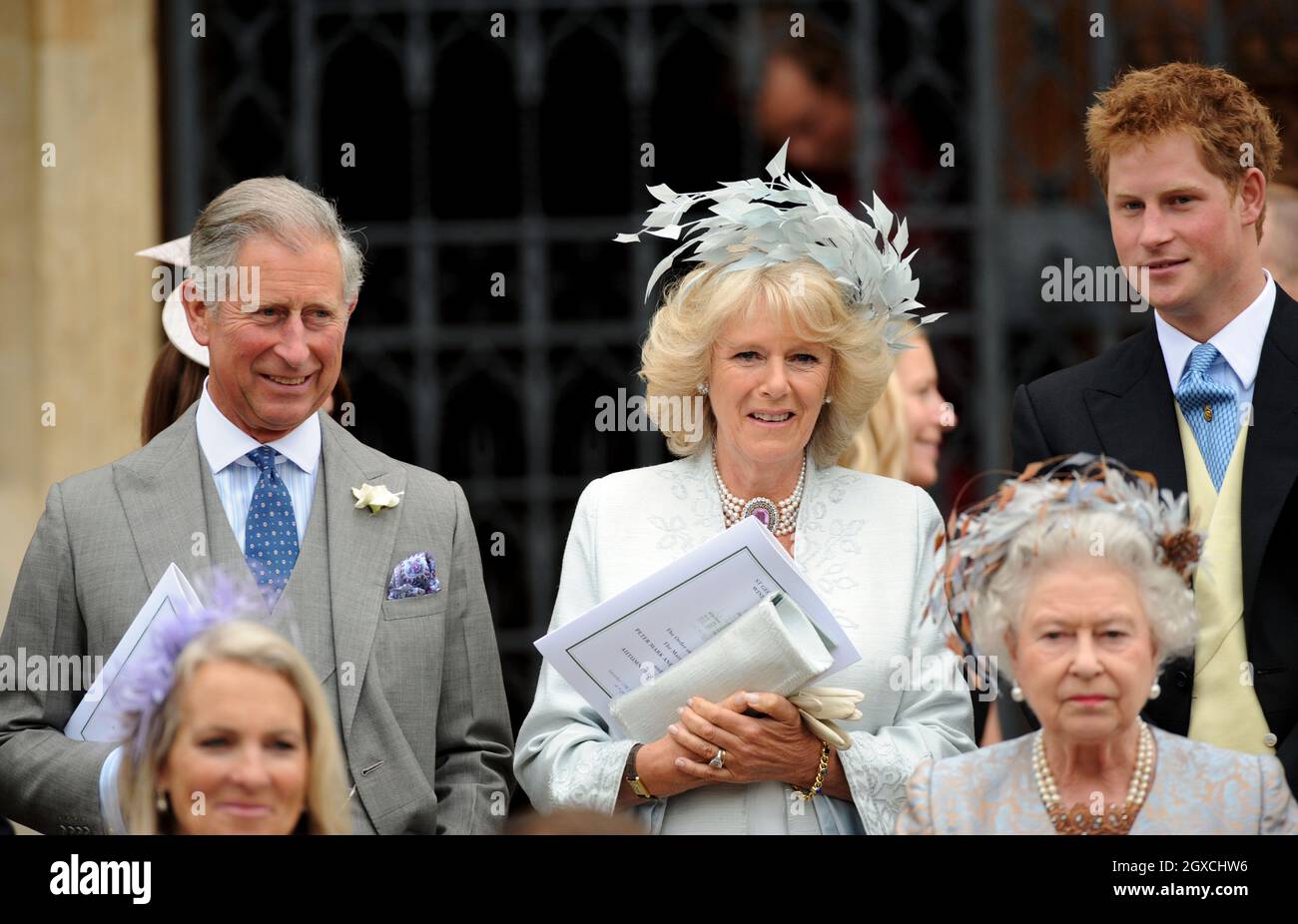 (De gauche à droite) le prince Charles, le prince de Galles, la Camilla Duchesse de Cornwall, la reine Elizabeth II et le prince Harry quittent la chapelle Saint-Georges après la cérémonie de mariage de Peter Phillips et Autumn Kelly au château de Winsor, à Windsor. Banque D'Images