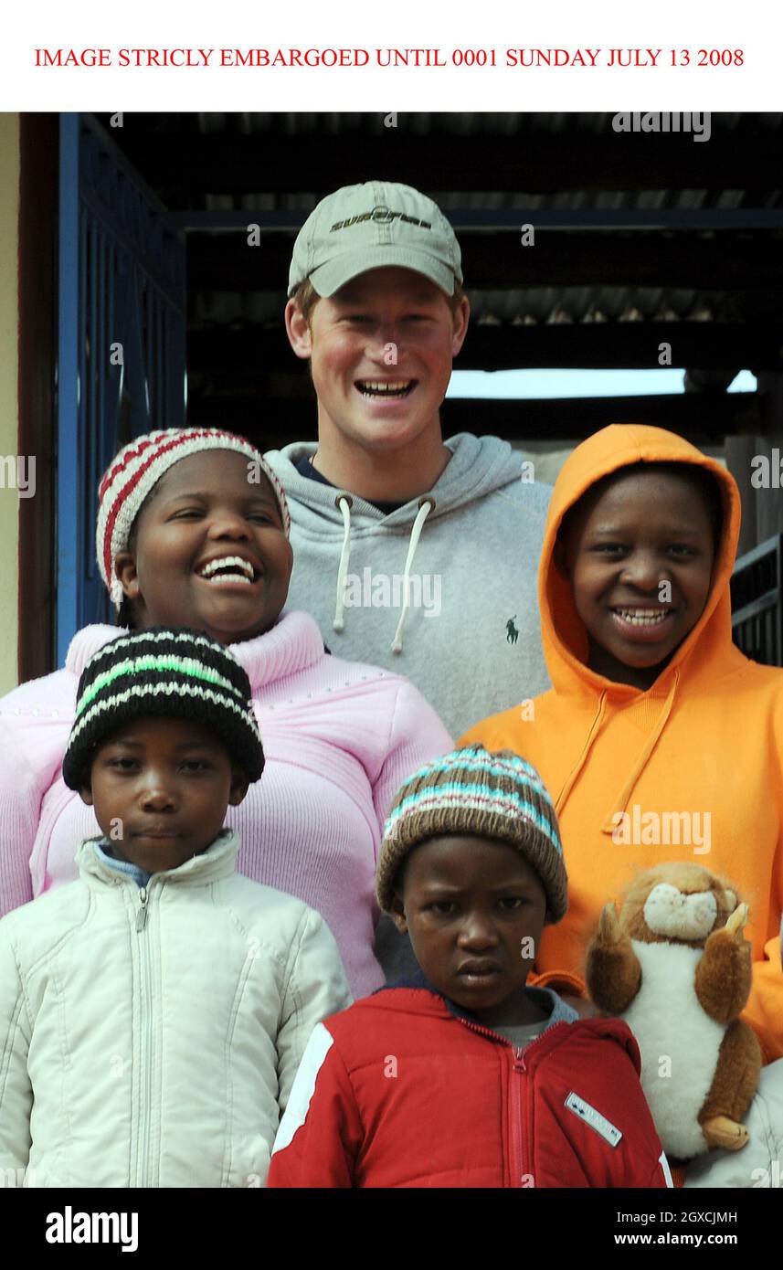 SOUS EMBARGO JUSqu'au 00.01 DIMANCHE 13 JUILLET le Prince Harry pose avec des enfants lors d'une visite à l'unité de conseil pour enfants du Lesotho à Maseru le 9 juillet 2008.L'organisme de bienfaisance du Prince Sentebale travaille avec le LCCU pour offrir une maison sûre aux enfants maltraités. Banque D'Images