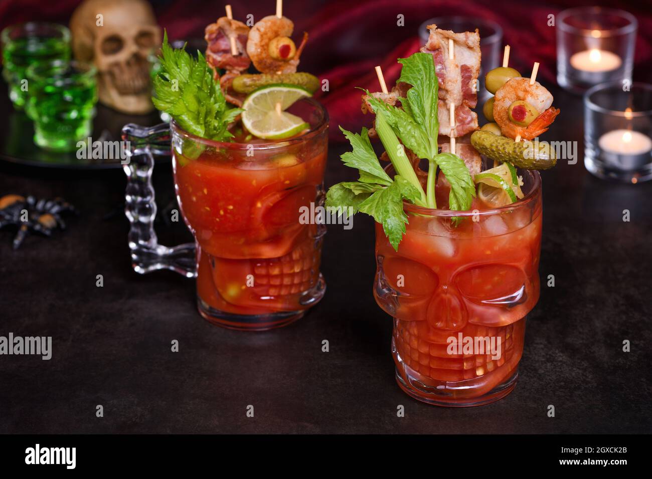 Fête d'Halloween crémeuse - cocktail César ou Bloody Mary contenant de la vodka, du jus de tomate, des épices et des arômes différents, comme Worcestershire s. Banque D'Images