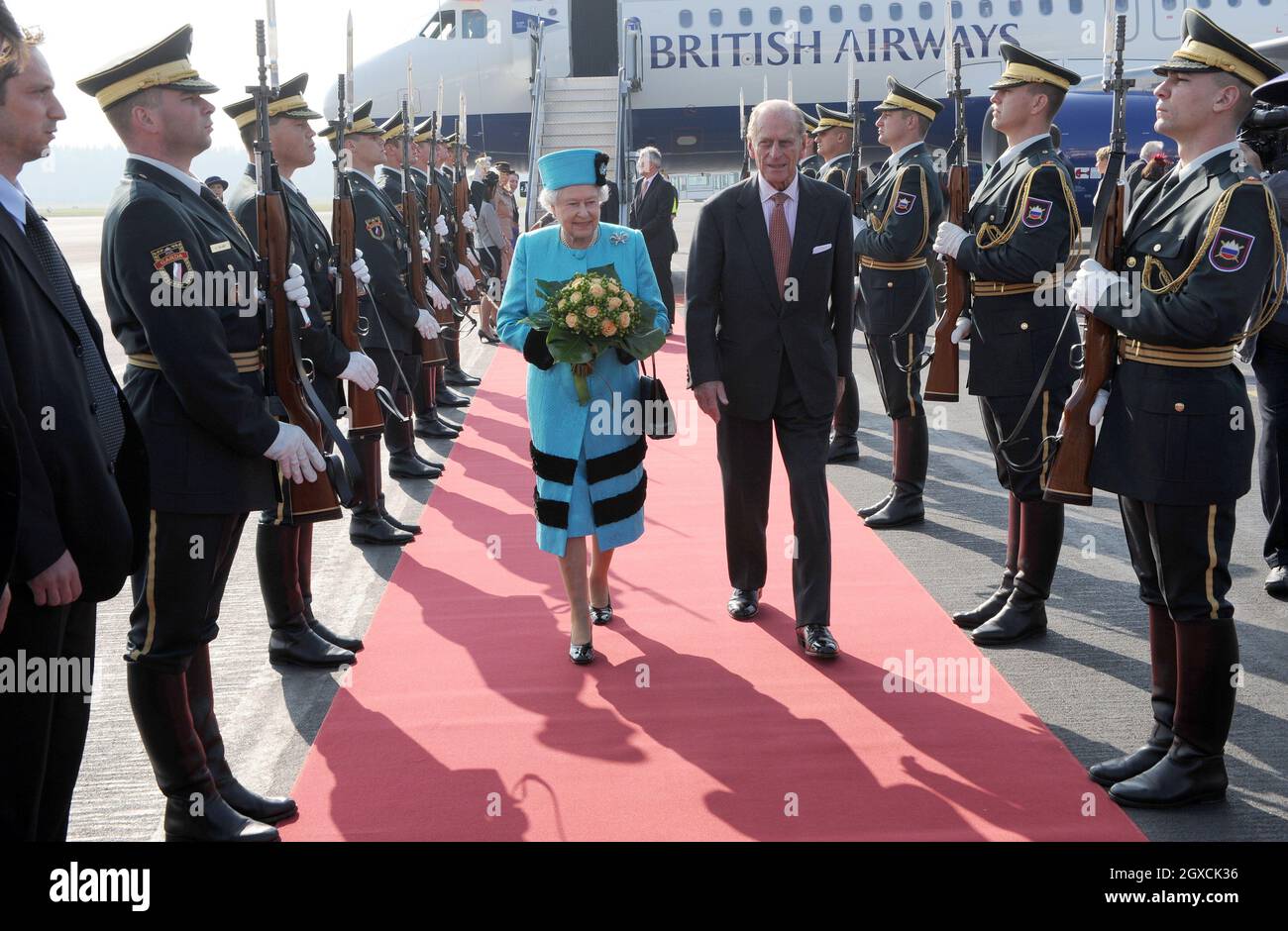 La reine Elizabeth ll et le prince Philip, duc d'Édimbourg arrivent à l'aéroport de Joze Pucnik au début d'une visite d'État en Slovénie. Banque D'Images