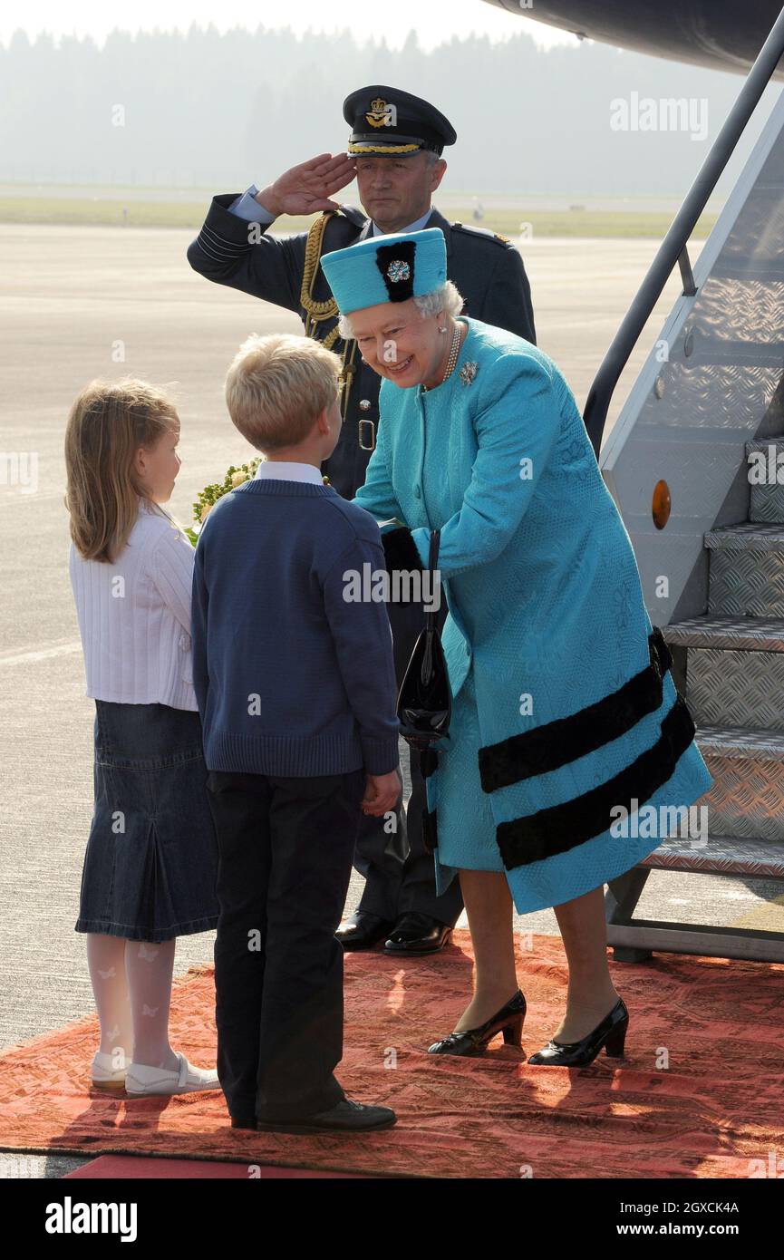 La reine Elizabeth ll reçoit un bouquet de fleurs lorsqu'elle arrive à l'aéroport de Joze Pucnik au début d'une visite d'État en Slovénie. Banque D'Images