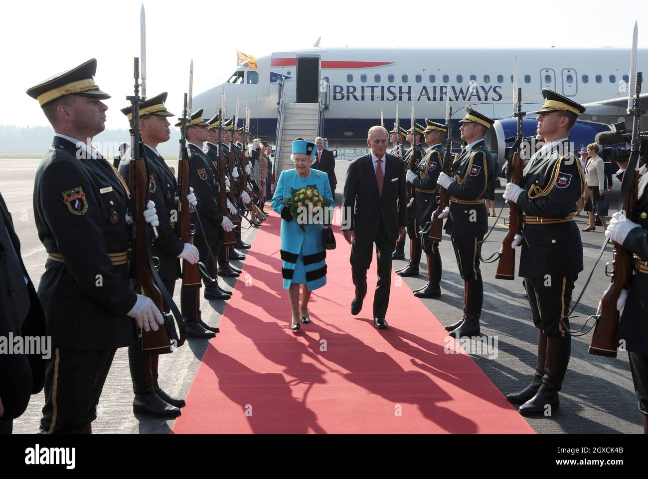 La reine Elizabeth ll et le prince Philip, duc d'Édimbourg arrivent à l'aéroport de Joze Pucnik au début d'une visite d'État en Slovénie. Banque D'Images