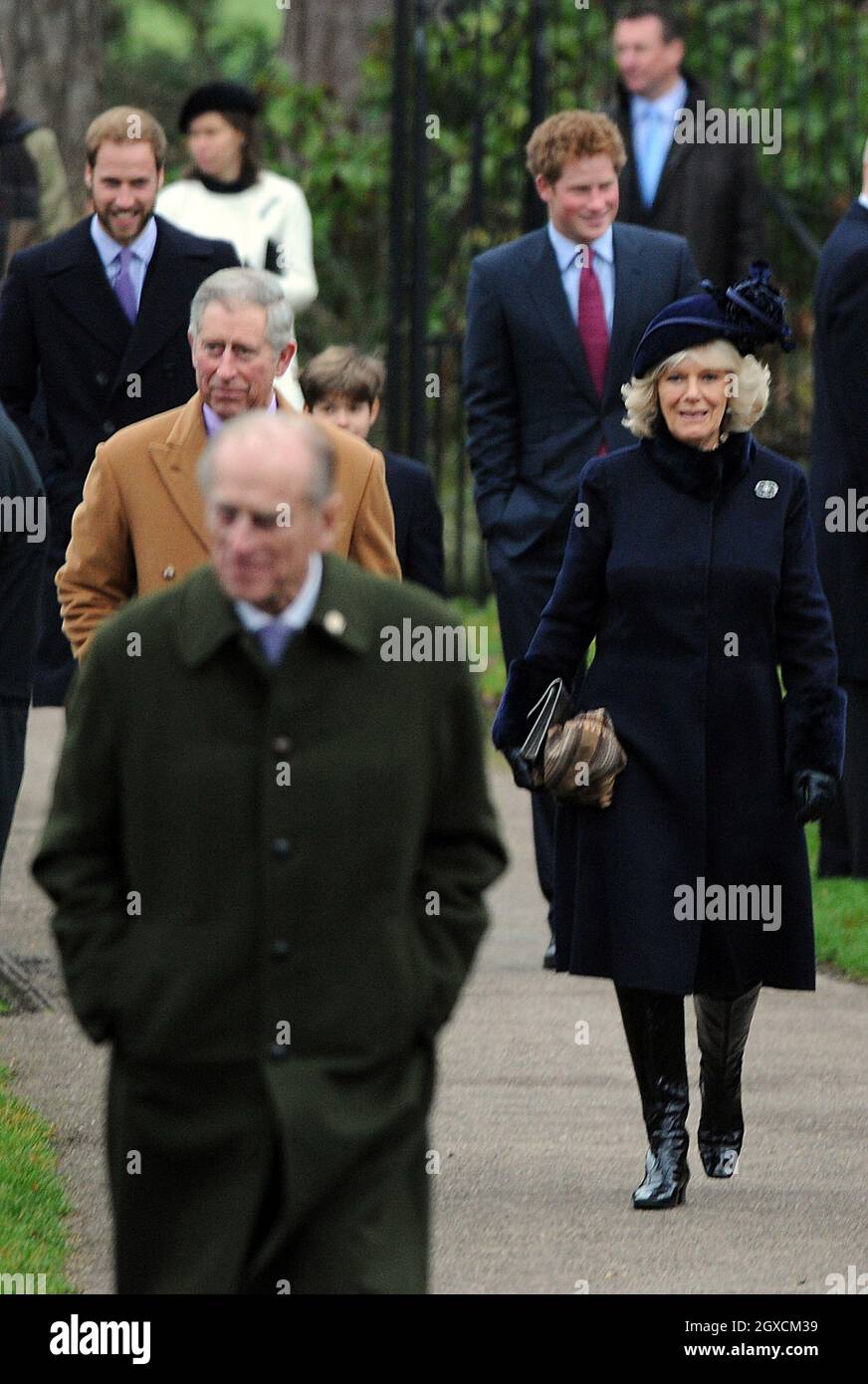 Prince William, Prince Harry, Prince Charles, Prince de Galles, Camilla,La duchesse de Cornouailles et le prince Philip, duc d'Édimbourg, assistent au service de Noël de l'église Sandringham, en Angleterre. Banque D'Images