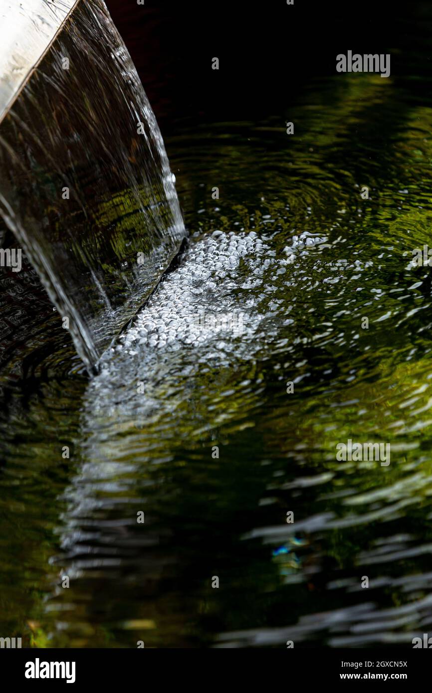 Une eau en acier est une lame de chute d'eau en métal avec des réflexions. Banque D'Images