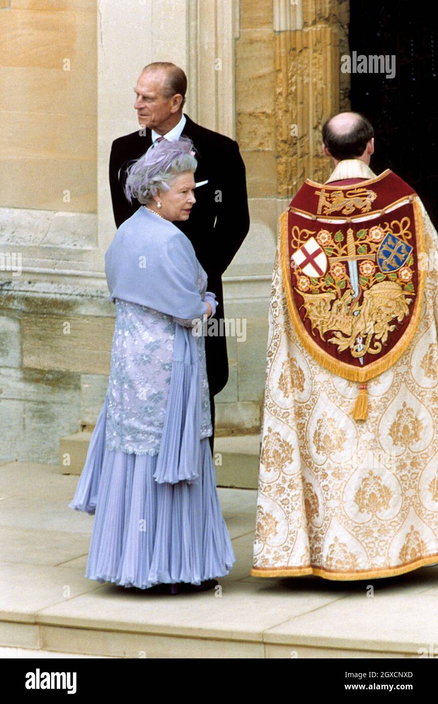 La Reine et le duc d'Édimbourg arrivent à la chapelle Saint-Georges du château de Windsor pour le mariage de Prince Edward, leur plus jeune fils, et de Sophie Rhys-Jones. À l'avenir, le couple royal sera connu sous le nom de comte et comtesse de Wessex. Banque D'Images