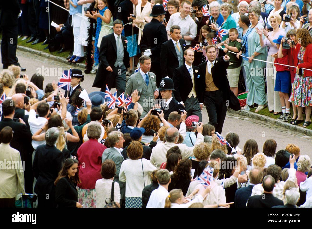 Le prince Edward (au centre), le plus jeune fils de la reine Elizabeth II de Grande-Bretagne, et le prince de Galles (à gauche) et le duc d'York de son frère, traversent le château de Windsor jusqu'à la chapelle Saint-Georges où Edward épousera Sophie Rhys-Jones. Banque D'Images