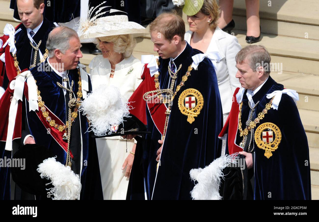 Le prince Andrew, duc de York (R), le prince William, le prince Charles, prince de Galles et Camilla, duchesse de Cornouailles assistent à la cérémonie de l'ordre du jarretière au château de Windsor. Banque D'Images