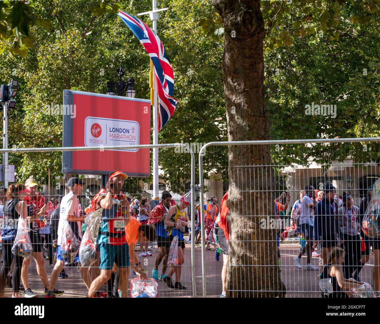 ondon. ROYAUME-UNI. 10.03.2021. Coureurs au Pall Mall après avoir terminé le marathon de Londres. Banque D'Images