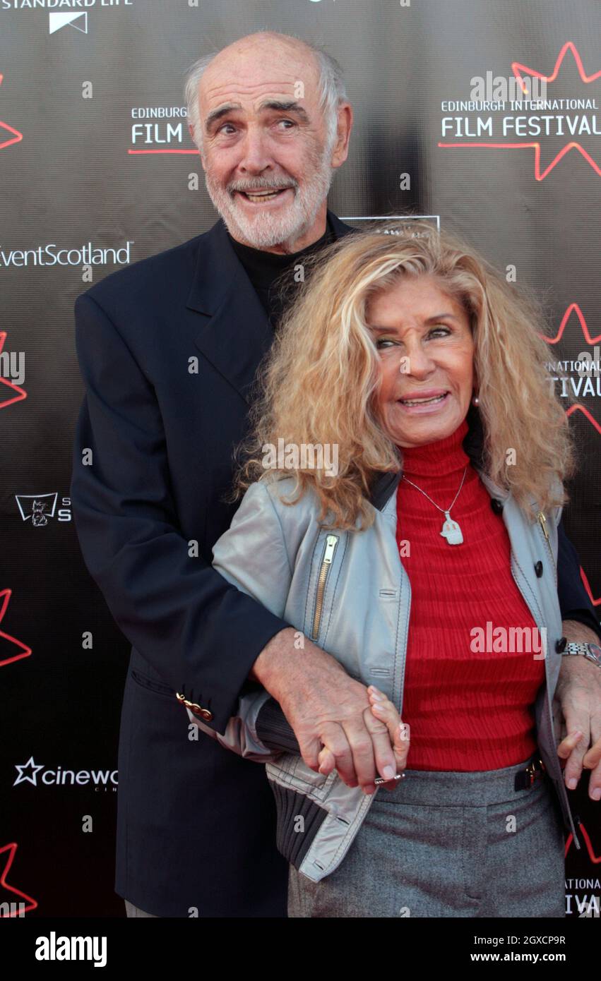 Sir Sean Connery et sa femme Micheline Roquebrune arrivent pour la première du film de gala d'ouverture du Festival du film d'Édimbourg « Away We Go » au cinéma Fountain Bridge, à Édimbourg. Banque D'Images