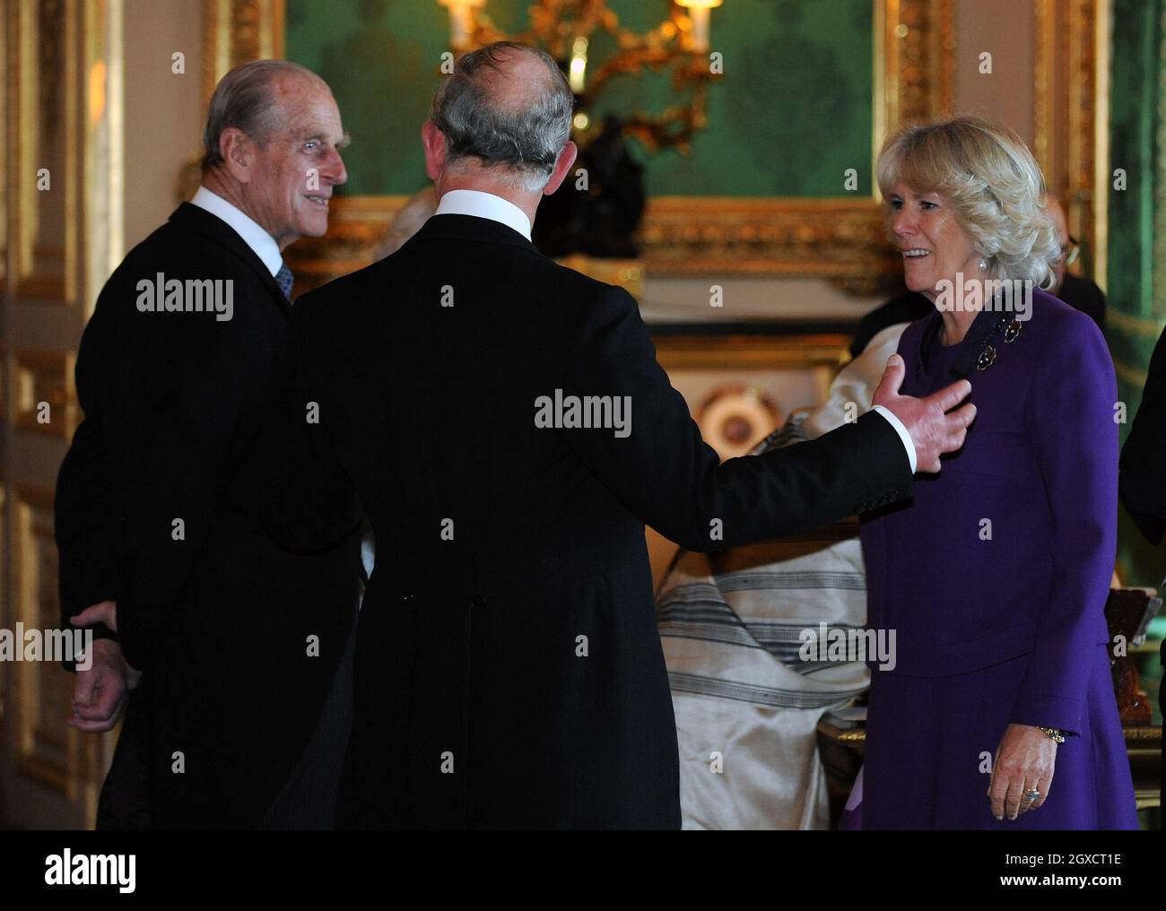 Le Prince Charles, Prince de Galles, Camilla, Duchesse de Cornouailles et le Prince Philip, Duc d'Édimbourg, voient une exposition d'objets dans la salle de dessin blanc du château de Windsor au début d'une visite d'État par le Président de l'Inde, Pratibha Patil, le 27 octobre 2009. Banque D'Images