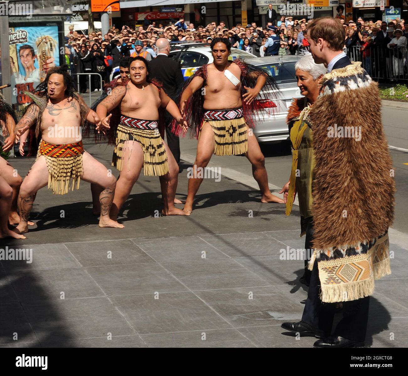 Les Maoris traditionnels saluent le Prince William (r) lorsqu'il arrive à ouvrir la Cour suprême le deuxième jour de sa visite en Nouvelle-Zélande le 18 janvier 2010 à Wellington, en Nouvelle-Zélande. Banque D'Images