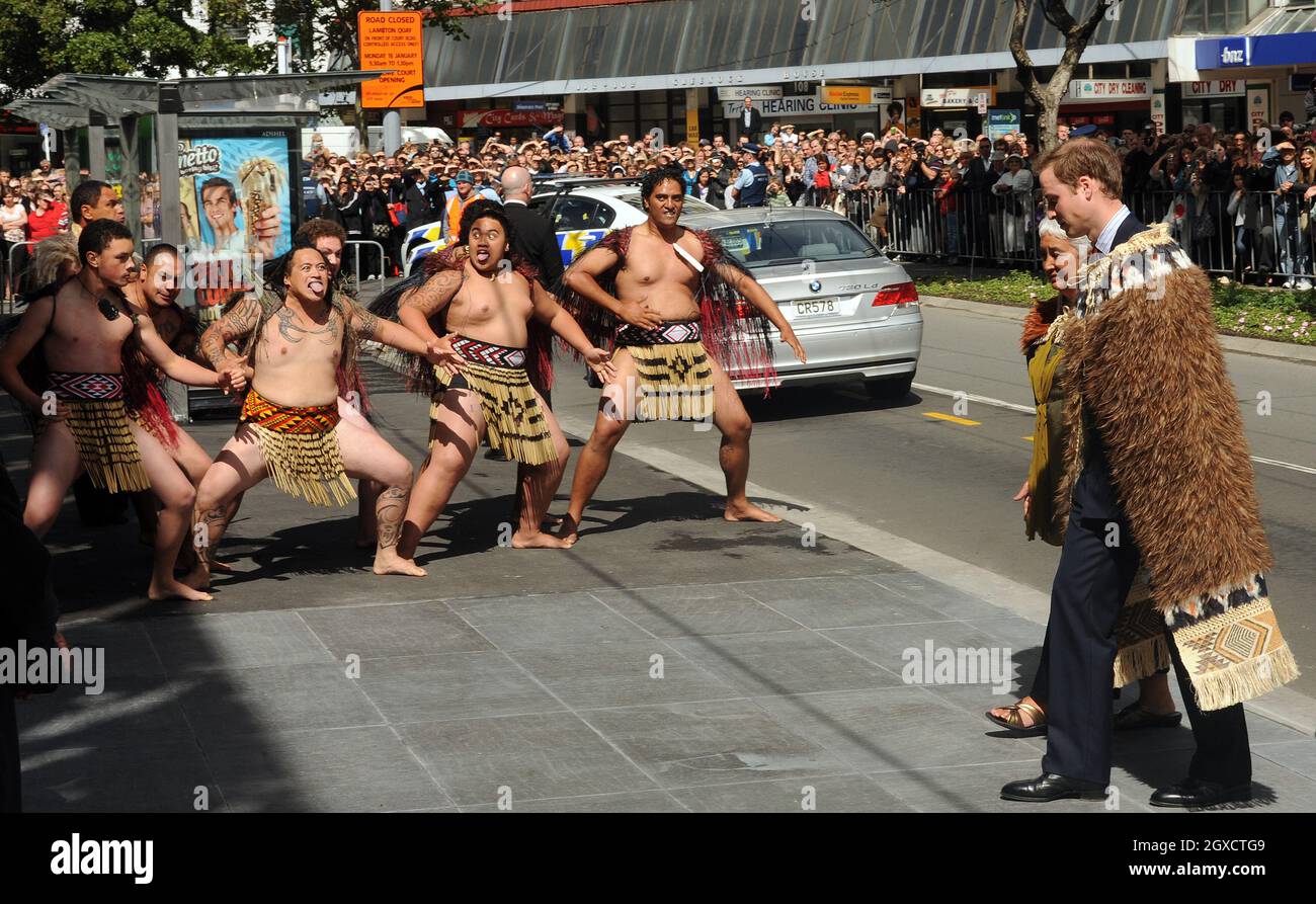 Les Maoris traditionnels saluent le Prince William (r) lorsqu'il arrive à ouvrir la Cour suprême le deuxième jour de sa visite en Nouvelle-Zélande le 18 janvier 2010 à Wellington, en Nouvelle-Zélande. Banque D'Images