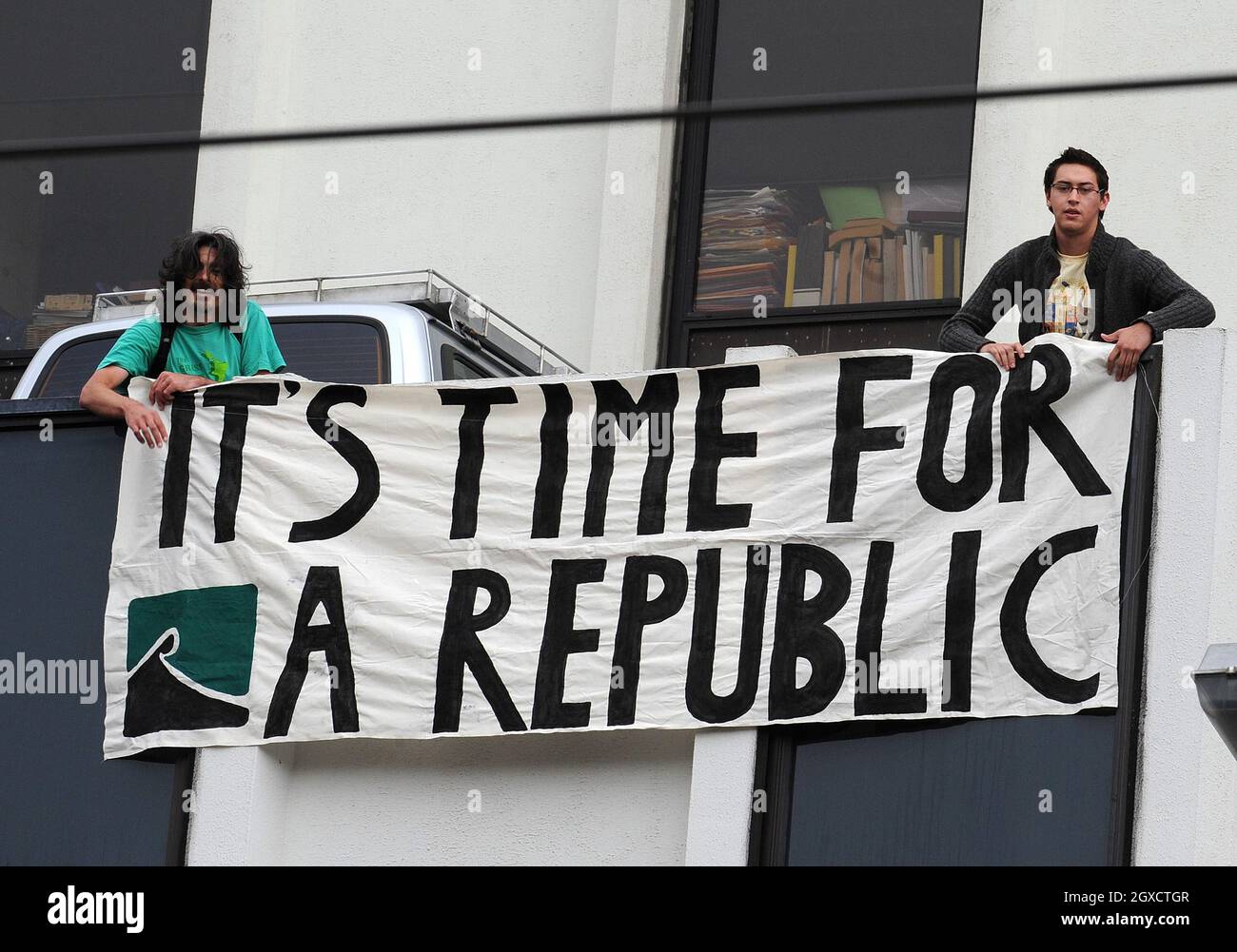 Les manifestants attendent la visite du Prince William devant la Cour suprême le deuxième jour de sa visite en Nouvelle-Zélande le 18 janvier 2010 à Wellington, en Nouvelle-Zélande. Banque D'Images