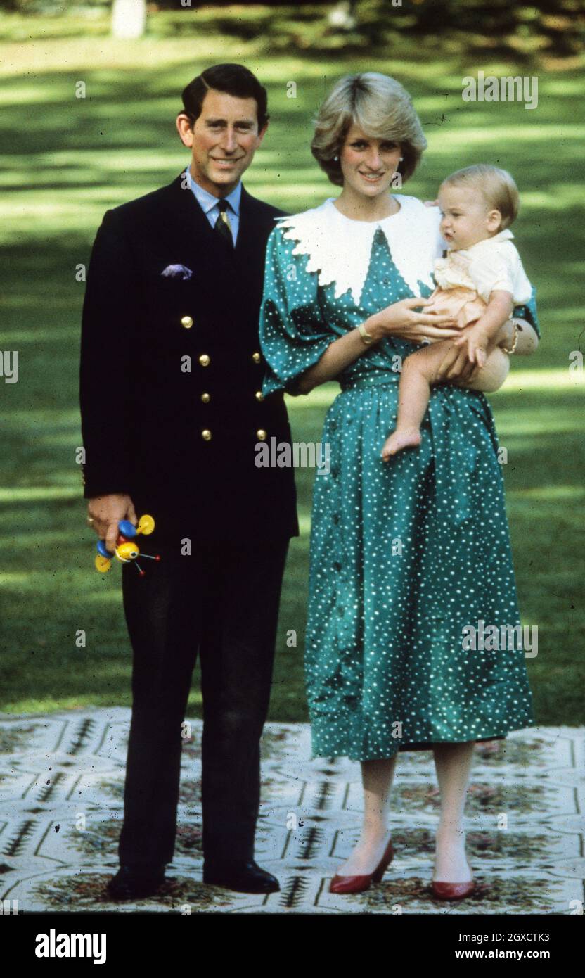 Le prince William est vu avec ses parents, le prince Charles et la princesse Diana (portant le col puritain Vanvelden), lors de leur visite officielle en Nouvelle-Zélande en 1983, en avril 1983 à Auckland, en Nouvelle-Zélande. Banque D'Images