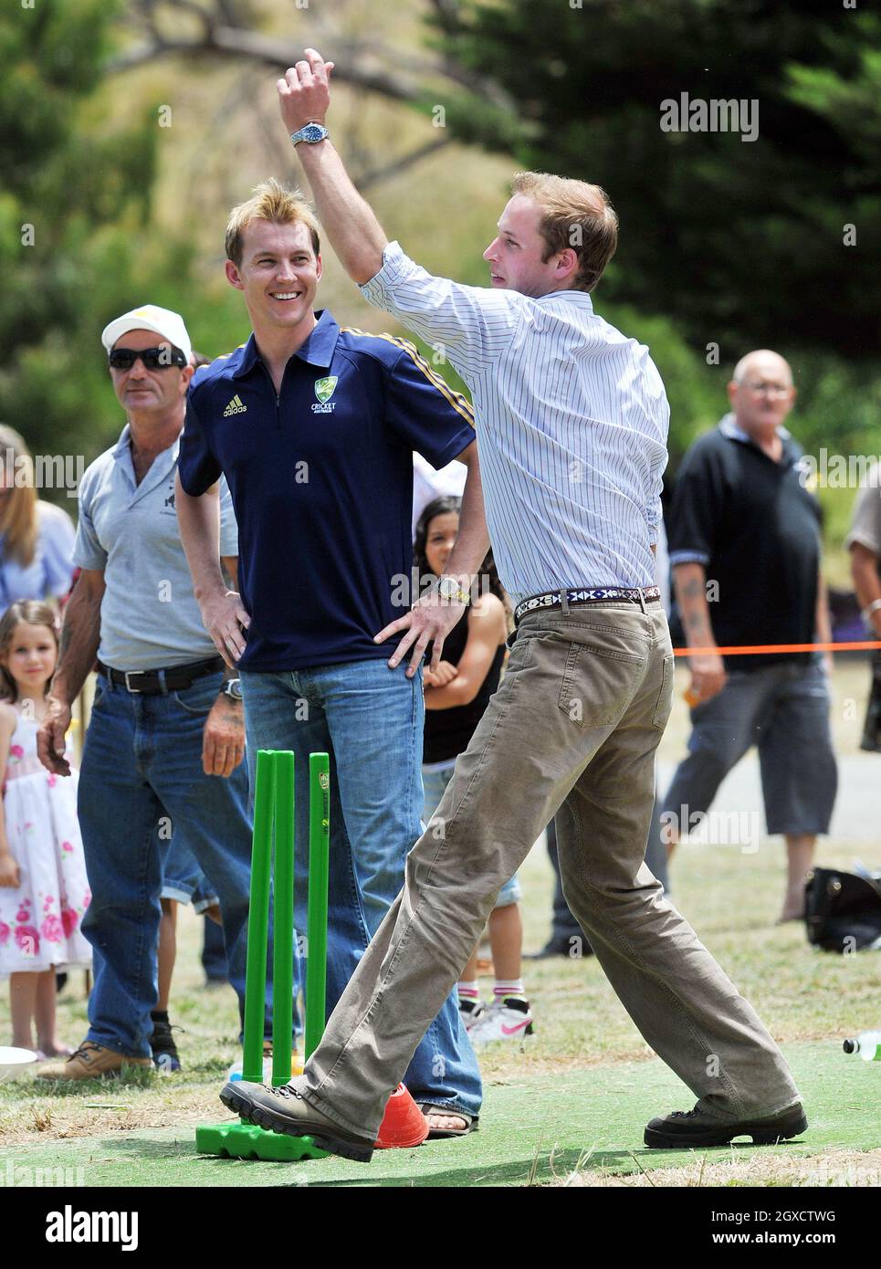 Le cricketer australien Brett Lee regarde le Prince William Bowls de HRH à l'événement communautaire de Flowerdale le troisième et dernier jour de sa visite non officielle en Australie le 21 janvier 2010 à Flowerdale, en Australie. Banque D'Images