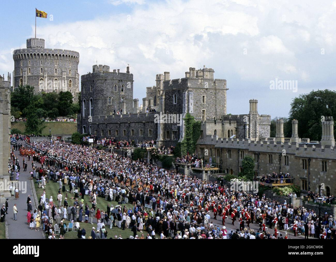 La procession de l'ordre du Garter part du château de Windsor et se dirige vers la chapelle Saint-Georges.Au cours de la cérémonie à la chapelle, la Reine a investi le duc de Gloucester, sa cousine, en tant que membre de l'ordre de chevalerie le plus élevé de Grande-Bretagne. Banque D'Images