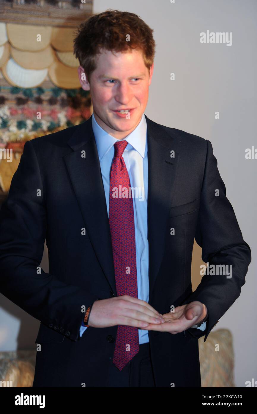 Le Prince Harry arrive à l'aéroport Grantley Adams de Bridgetown au début de sa visite à la Barbade le 29 janvier 2010.Le Prince Harry se rend sur l'île pour participer dimanche à la coupe de polo Sentebale afin de recueillir des fonds pour aider les enfants vulnérables du Lesotho. Banque D'Images