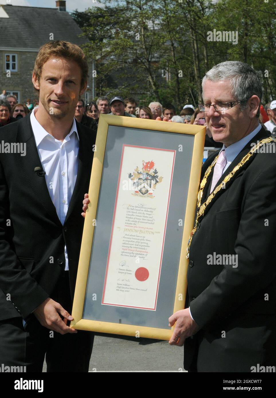 Jenson Button, champion du monde de Formule 1 2009, reçoit la liberté de sa ville natale de Frome, dans le Somerset, du maire Damon Hooton Banque D'Images