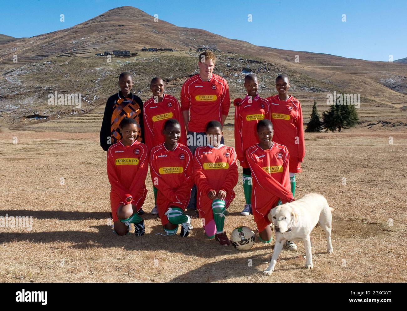 Le Prince Harry pose avec de jeunes footballeurs au Semongkong Children's Centre au Lesotho. Banque D'Images