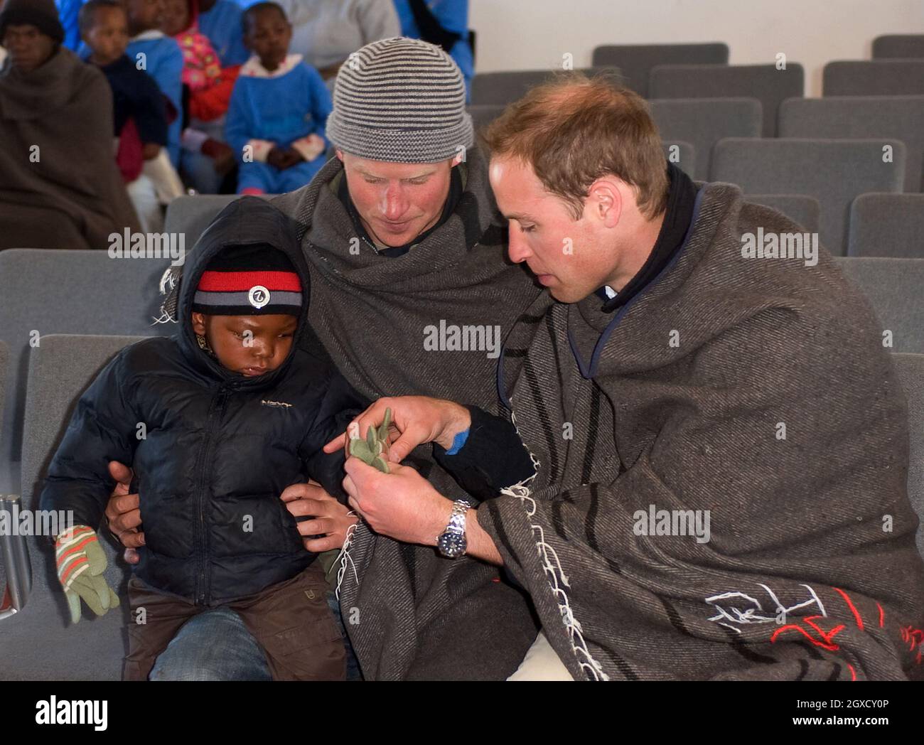 Le Prince William et le Prince Harry jouent avec un jeune garçon au Semongkong Children's Centre au Lesotho. Banque D'Images