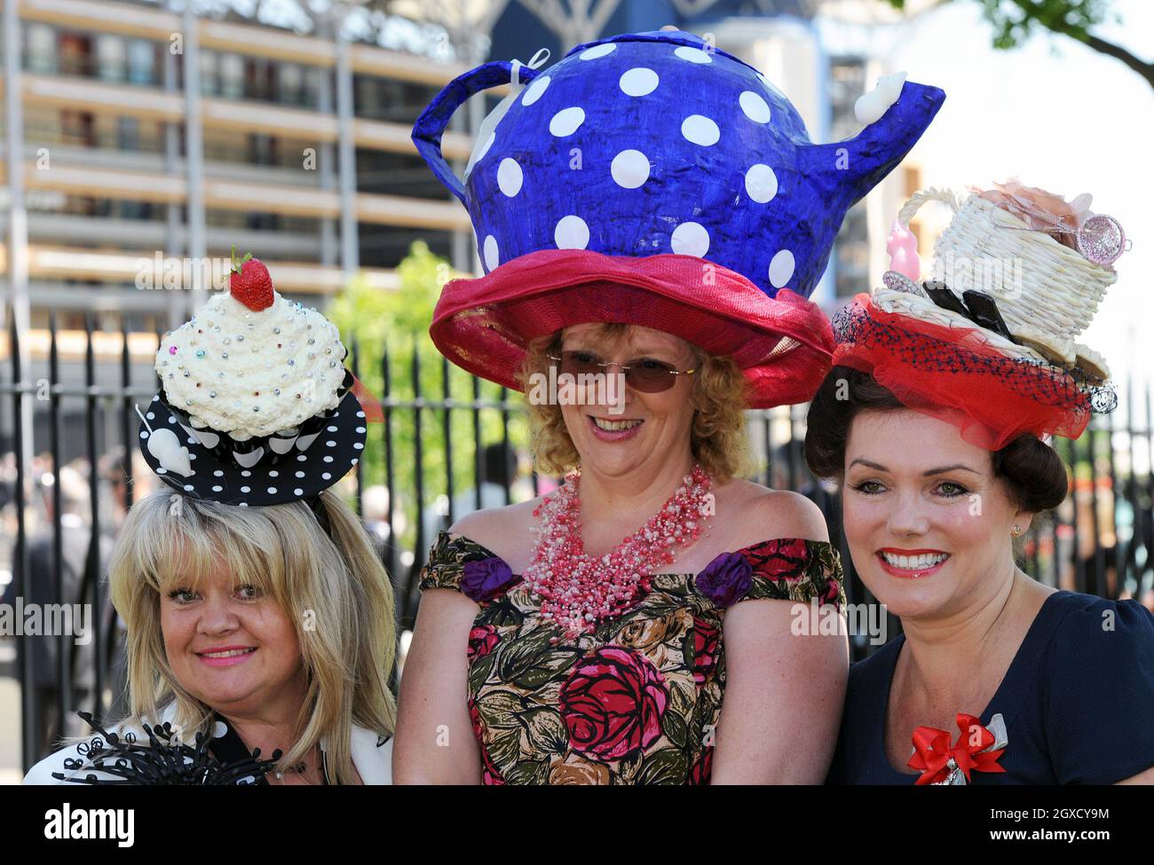 Les Racegoers portant des chapeaux de théière, de tasse et de gâteau  assistent à la Journée des dames à Royal Ascot le 17 juin 2010 Photo Stock  - Alamy