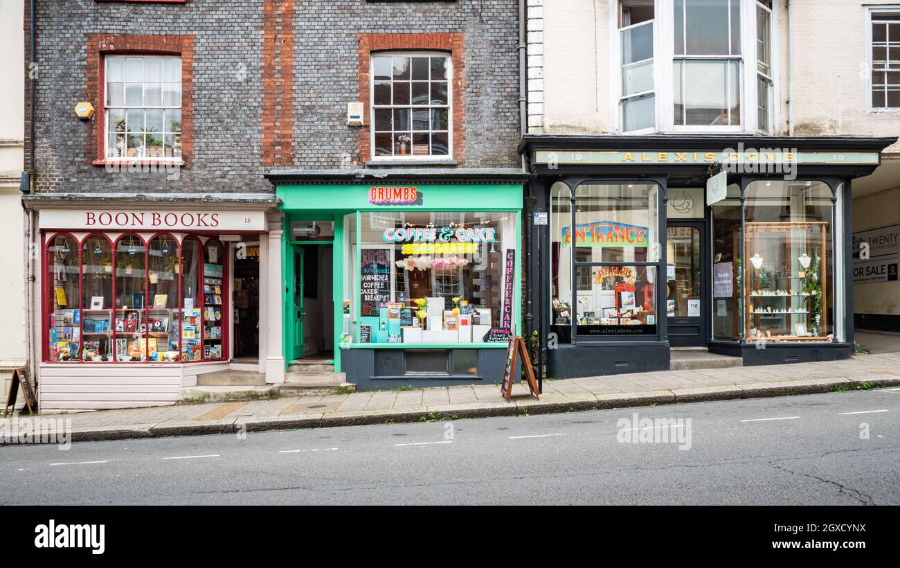 Magasins indépendants, Lewes, East Sussex, Angleterre.Petite boutique d'affaires aux couleurs vives sur une rue bondée à flanc de colline. Banque D'Images