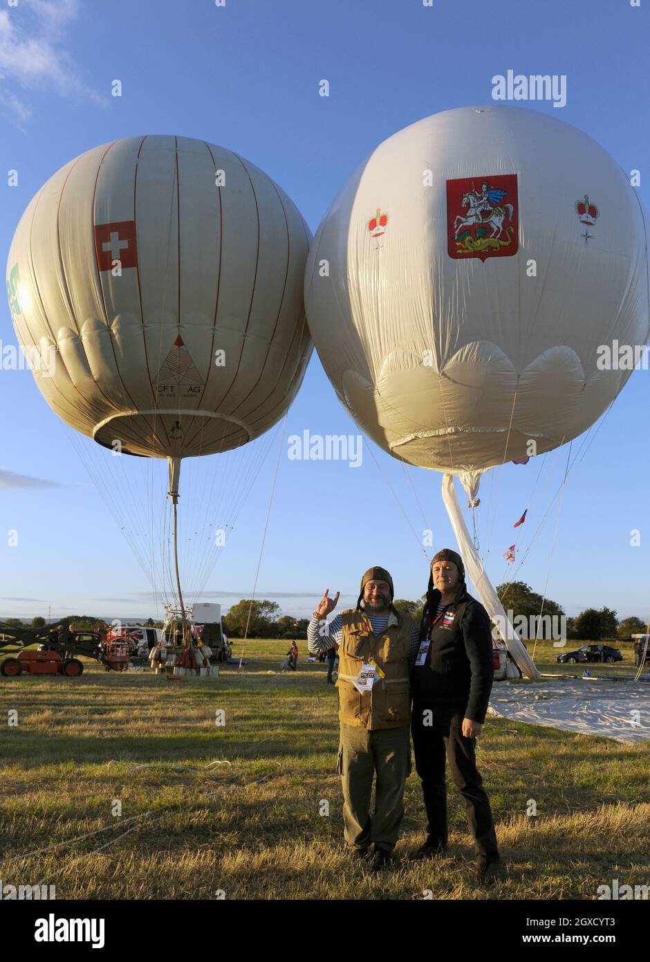 Un ballon russe piloté par Leonid Tyukhtyaev et Stanislaw Fuodoroff est préparé pour la course Gordon Bennett Gas Balloon à Pâques Compton près de Bristol dans la soirée du 25 septembre 2010.La course a lieu en Grande-Bretagne pour la première fois après que l'aventurier David Hempleman-Adams a remporté la course en 2008. Banque D'Images