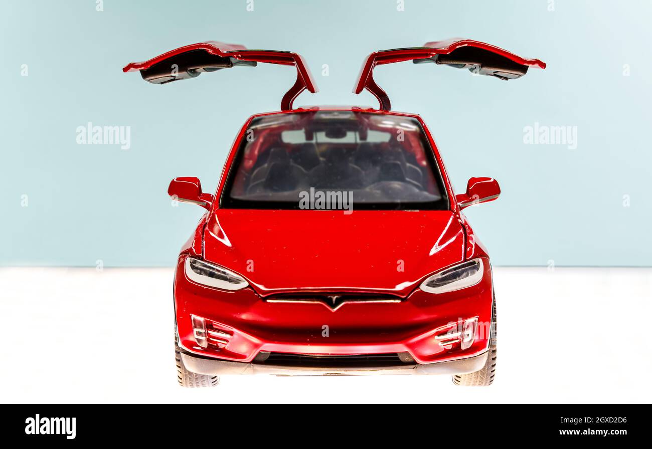 Barcelone, Espagne. Octobre 21 : voiture jouet Red Tesla modèle X avec  portes ouvertes à ailes falcon Photo Stock - Alamy