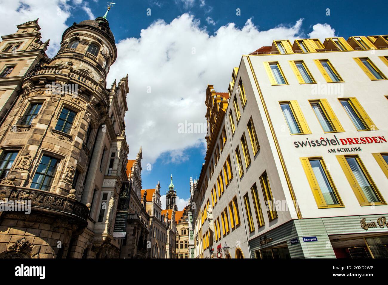 Au bâtiment de gauche à l'angle de la rue, Taschenberg Schlossstrasse et à droite de l'Hôtel Suisse, Dresde, Saxe, Allemagne, Europe. Banque D'Images