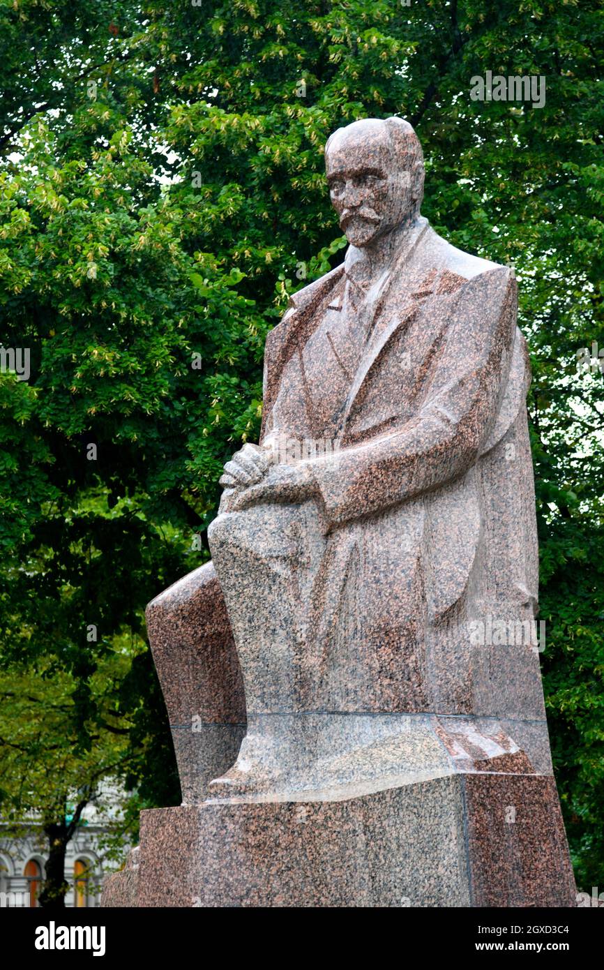 Sculpture en marbre du poète Rainis pseudonyme de Janis Plieksans dans un parc de Riga, Lettonie. Banque D'Images