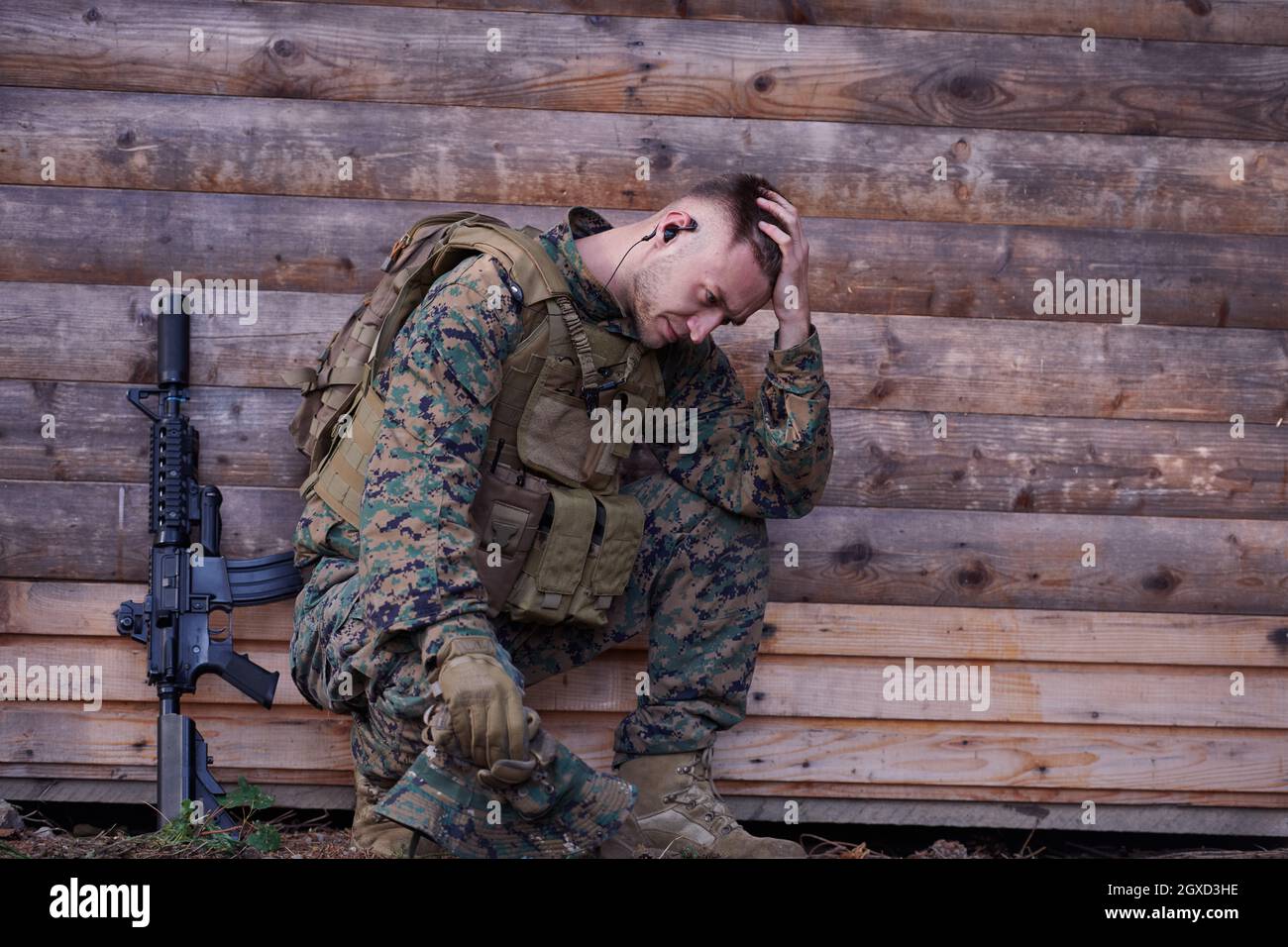 le soldat contrarié a des problèmes psychologiques qui lui tiennent la tête Banque D'Images