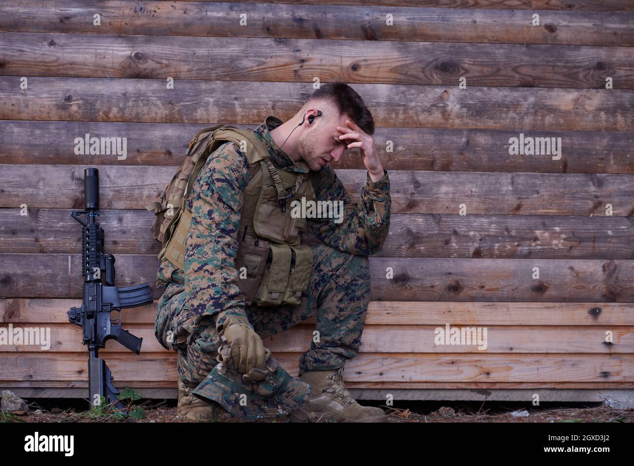 le soldat contrarié a des problèmes psychologiques qui lui tiennent la tête Banque D'Images