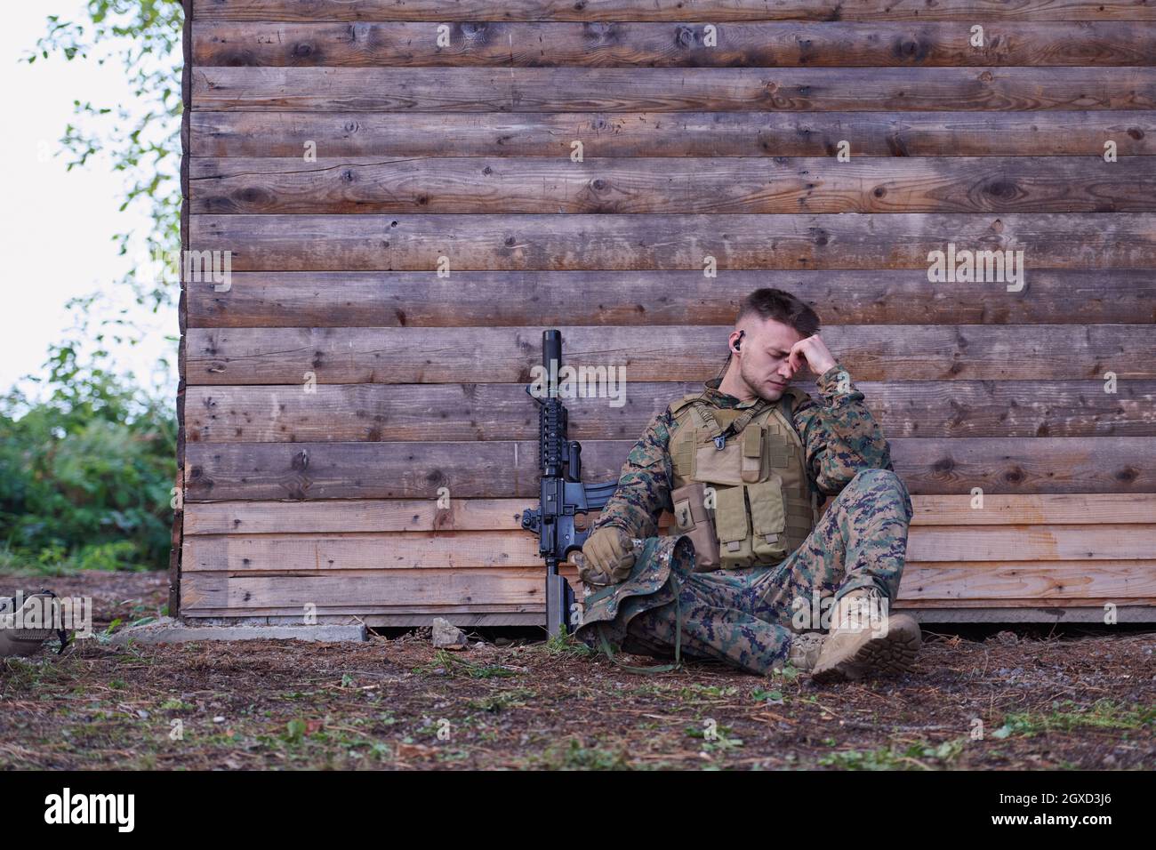le soldat contrarié a des problèmes psychologiques qui lui tiennent la tête Banque D'Images