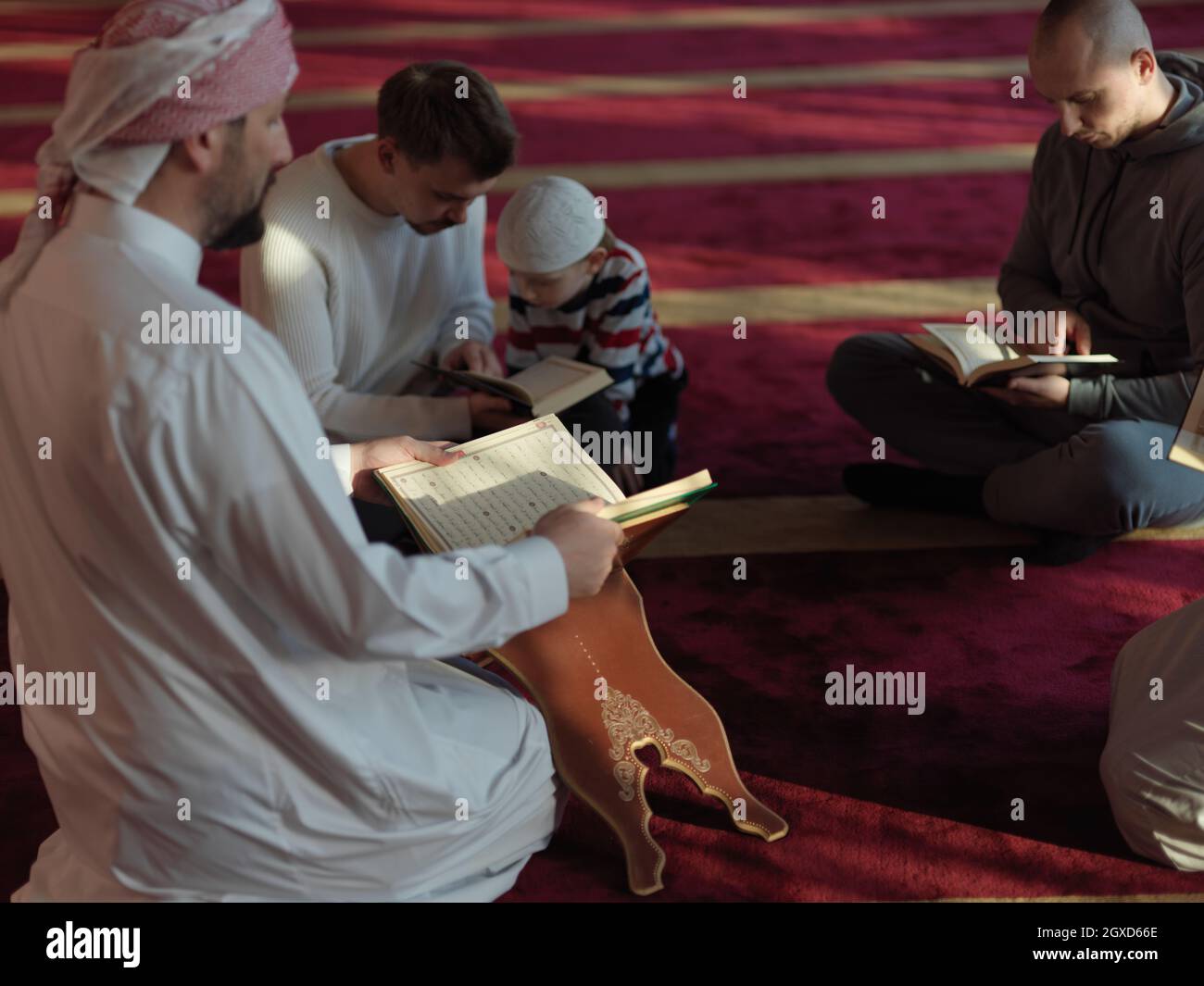 les musulmans dans la mosquée lisant le coran ensemble concept de l'éducation islamique et de l'école de kuran de livre de houx Banque D'Images