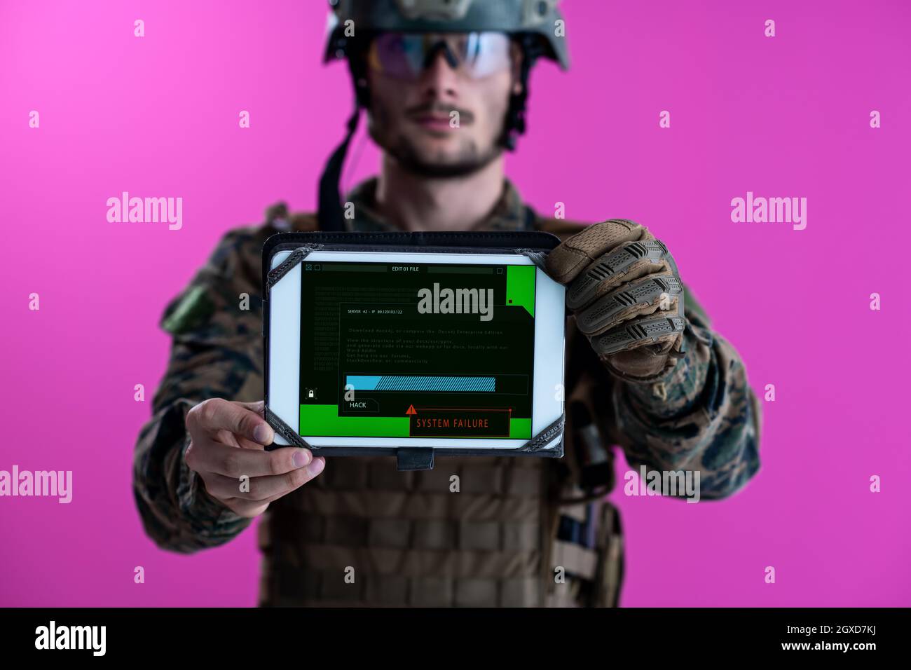 Montrant un soldat de l'ordinateur tablette avec l'échec du système à l'écran message isolé sur fond rose Banque D'Images