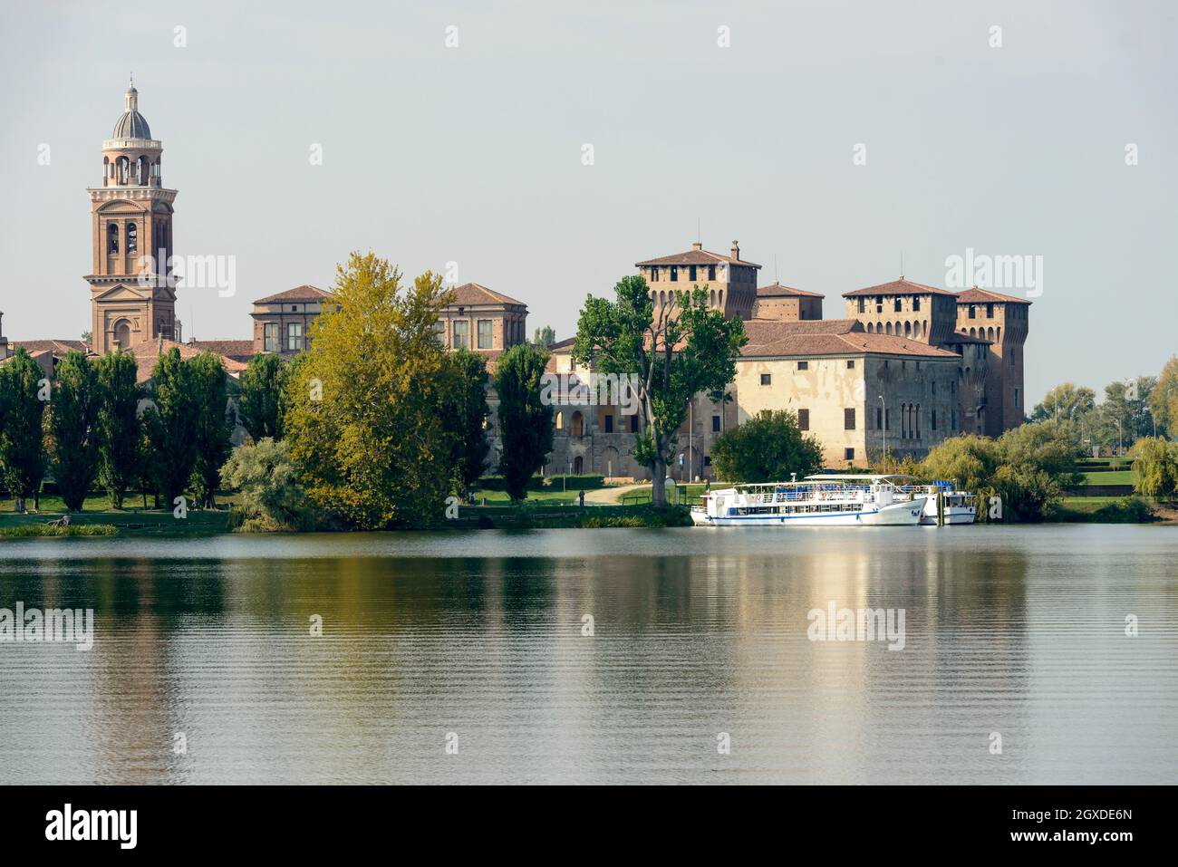 Vue sur le Palais Ducale depuis l'eau du lac Mincio, photographié dans une lumière d'automne lumineuse à Mantoue, Lombardie, Italie Banque D'Images