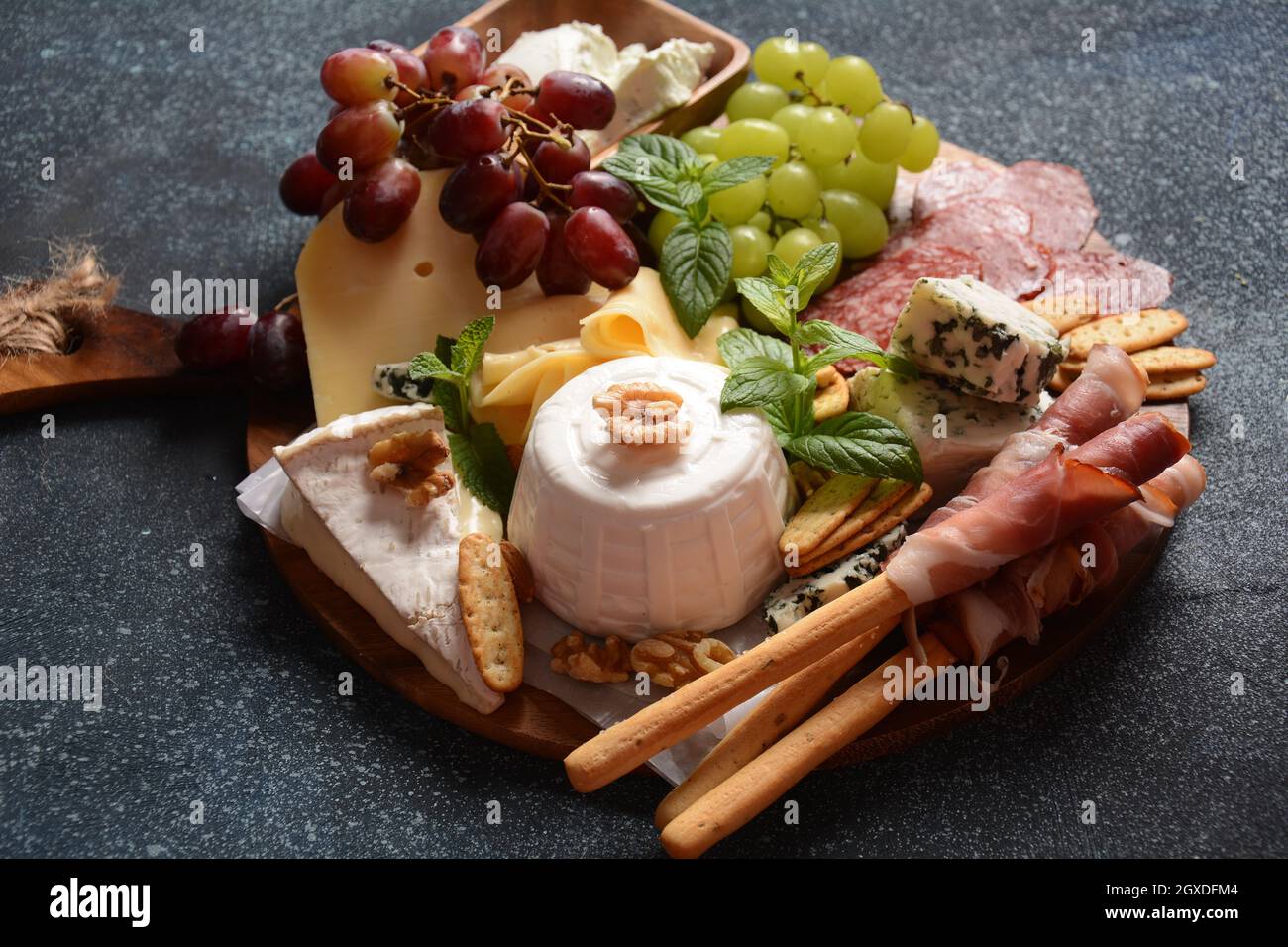 Table de horsd'œuvre avec encas. Plateau de fromages antipasti, salami et croque de prosciutto