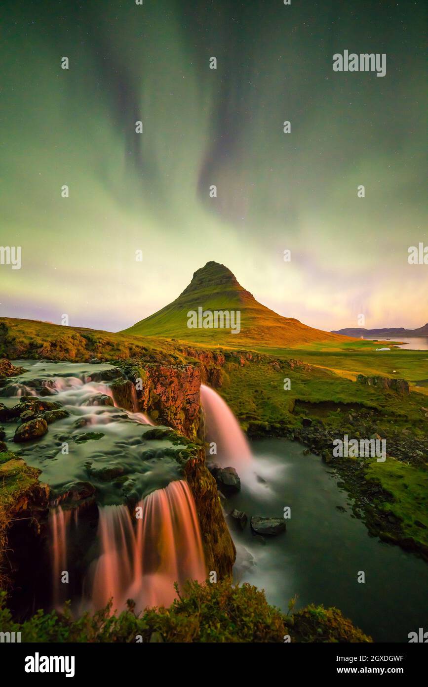 Lumière du nord sur la montagne Kirkjufell en islande Banque D'Images