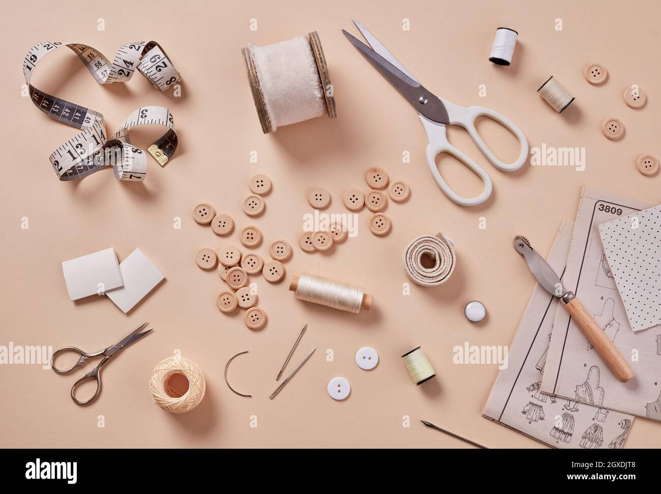 Matériaux et accessoires pour la couture - tissu, épingles, fils, boutons, vue du dessus Banque D'Images