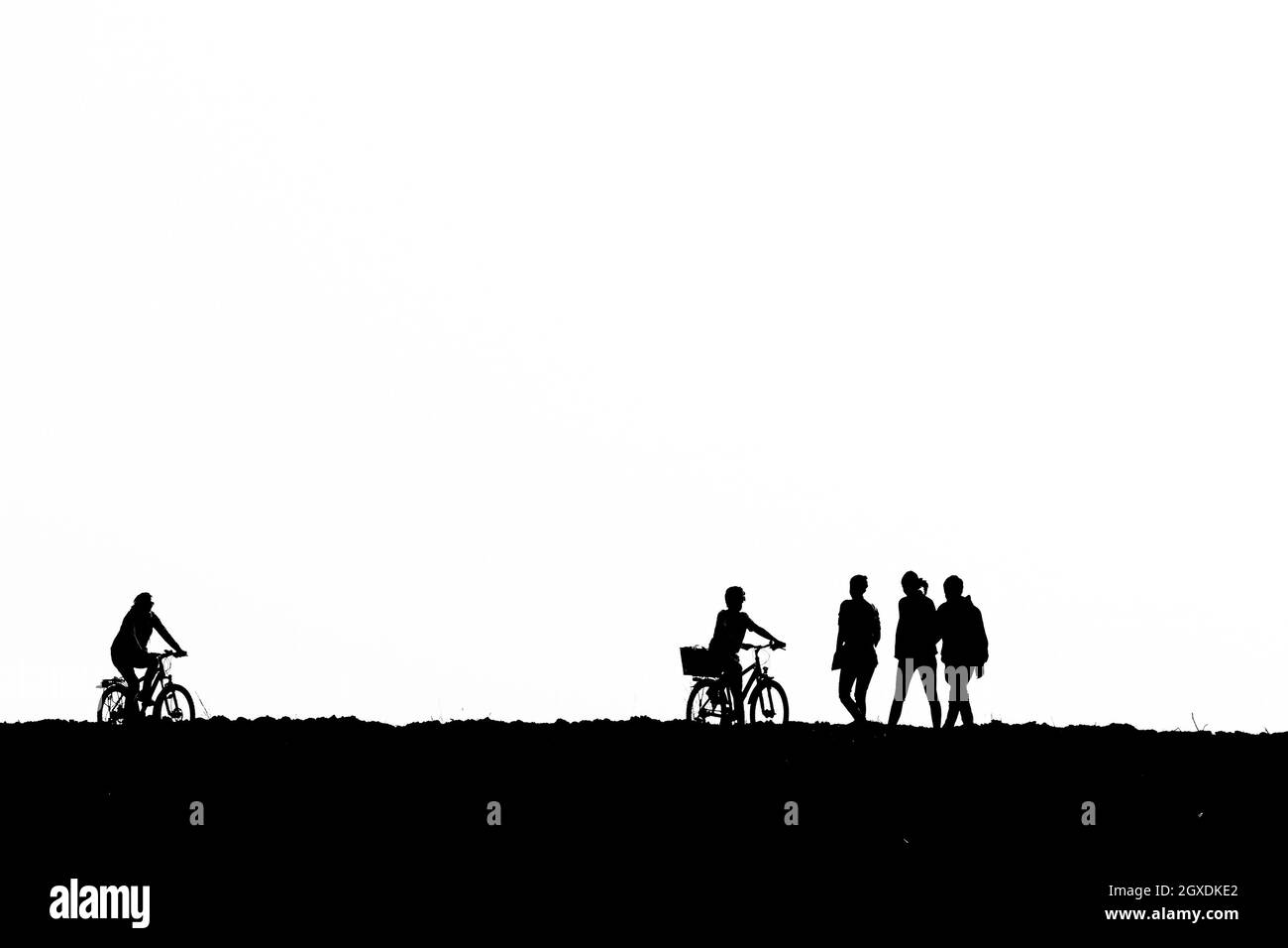 marcheurs et cycliste en noir et blanc simple Banque D'Images