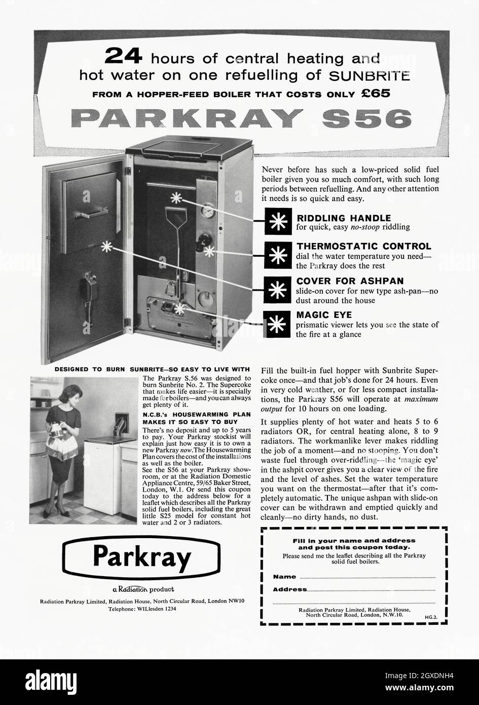 Une publicité des années 1960 pour une chaudière domestique à combustible solide Parkray pour le chauffage domestique et l'eau chaude.La publicité est apparue dans un magazine publié au Royaume-Uni en octobre 1962.La publicité indique que la trémie alimente la chaudière en laissant une journée entre chaque ravitaillement de la chaudière.Une photo montre la chaudière et une femme dans un décor de cuisine.Le coke est du charbon naturel qui a été chauffé dans un récipient fermé afin que la matière grasse et fumée soit chassés.Les bobines sans fumée métallurgiques dures (comme « Sunbrite » mentionné dans cette publicité) sont extrêmement propres et brûlent – graphiques vintage des années 1960. Banque D'Images