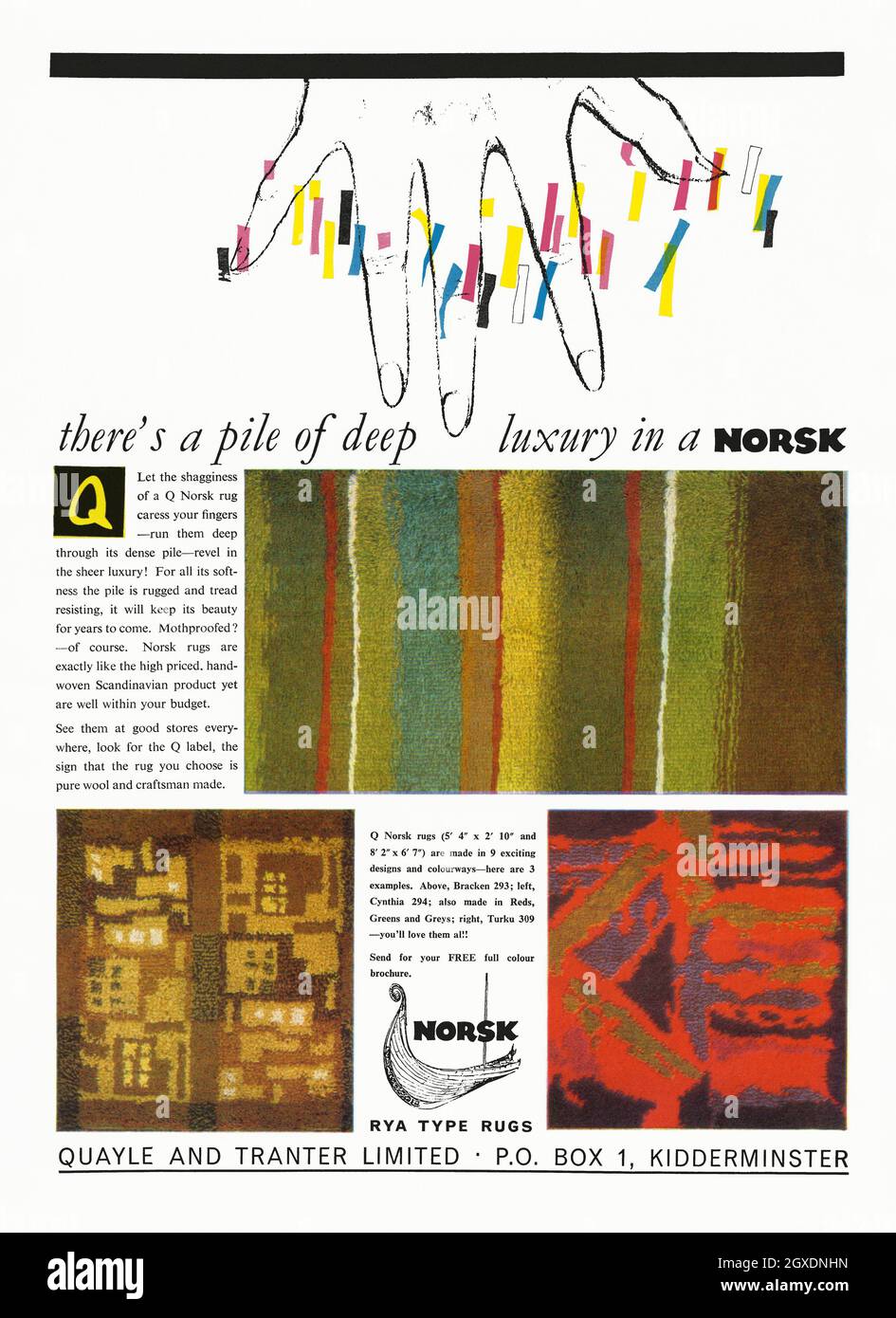 Une publicité des années 1960 pour des tapis Q Norsk norvégiens modernes et élégants.La publicité est apparue dans un magazine publié au Royaume-Uni en octobre 1962.Trois exemples de modèles abstraits de tapis de velours scandinave tissés à la main sont présentés.Les tapis ont été faits à la main par des artisans dans les pays scandinaves pendant des siècles.Un rya (ou seigle) est un tapis de laine scandinave traditionnel – la signification originale en suédois est un lit recouvert d'une pile nouée.Les Ryas sont un tapis noué à long poil, avec chaque nœud « Ghiordes » composé de trois brins de laine, permettant un tapis double face – graphiques vintage des années 1960. Banque D'Images
