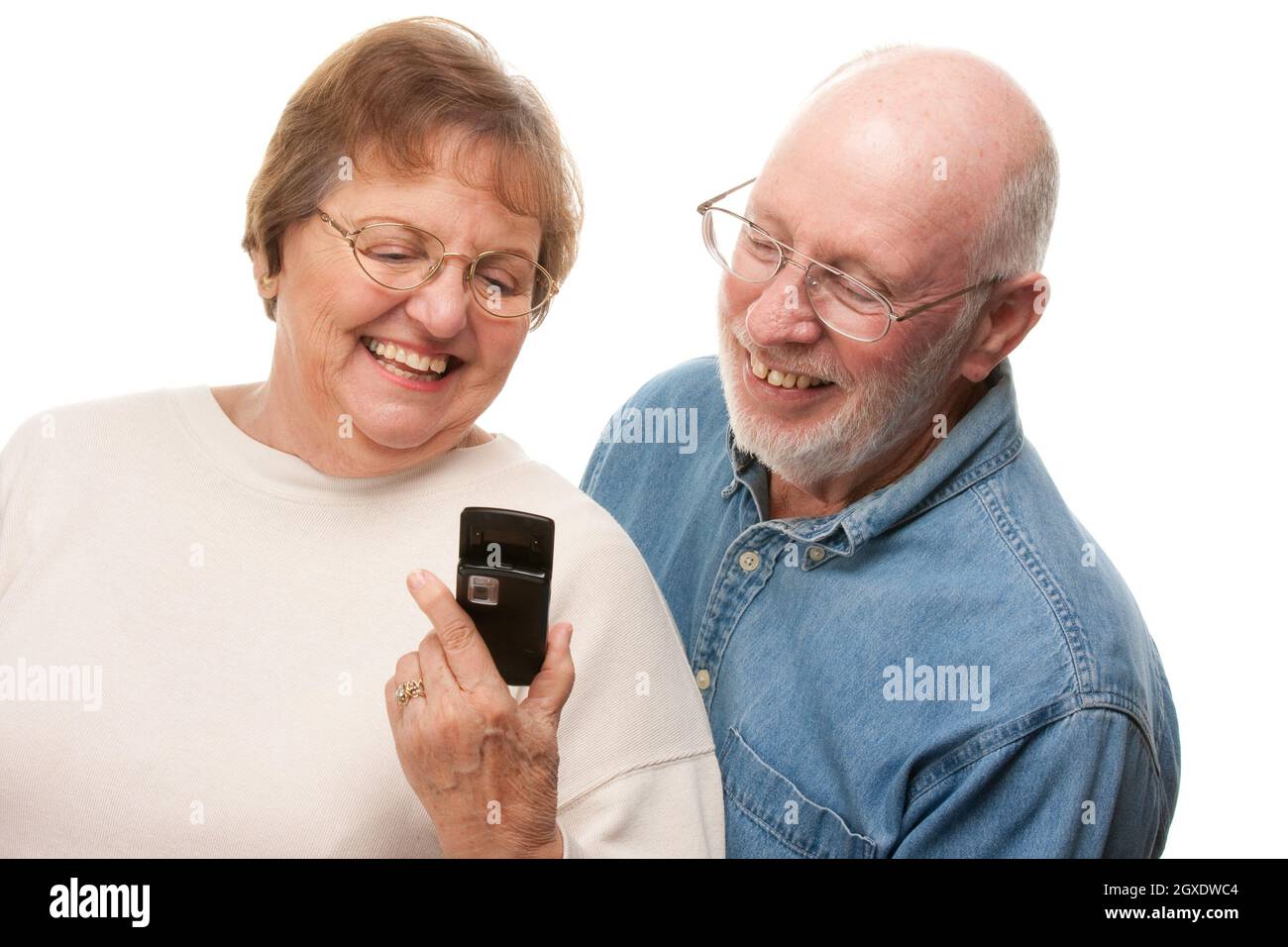 Happy Senior Couple Using Cell Phone isolé sur un fond blanc. Banque D'Images