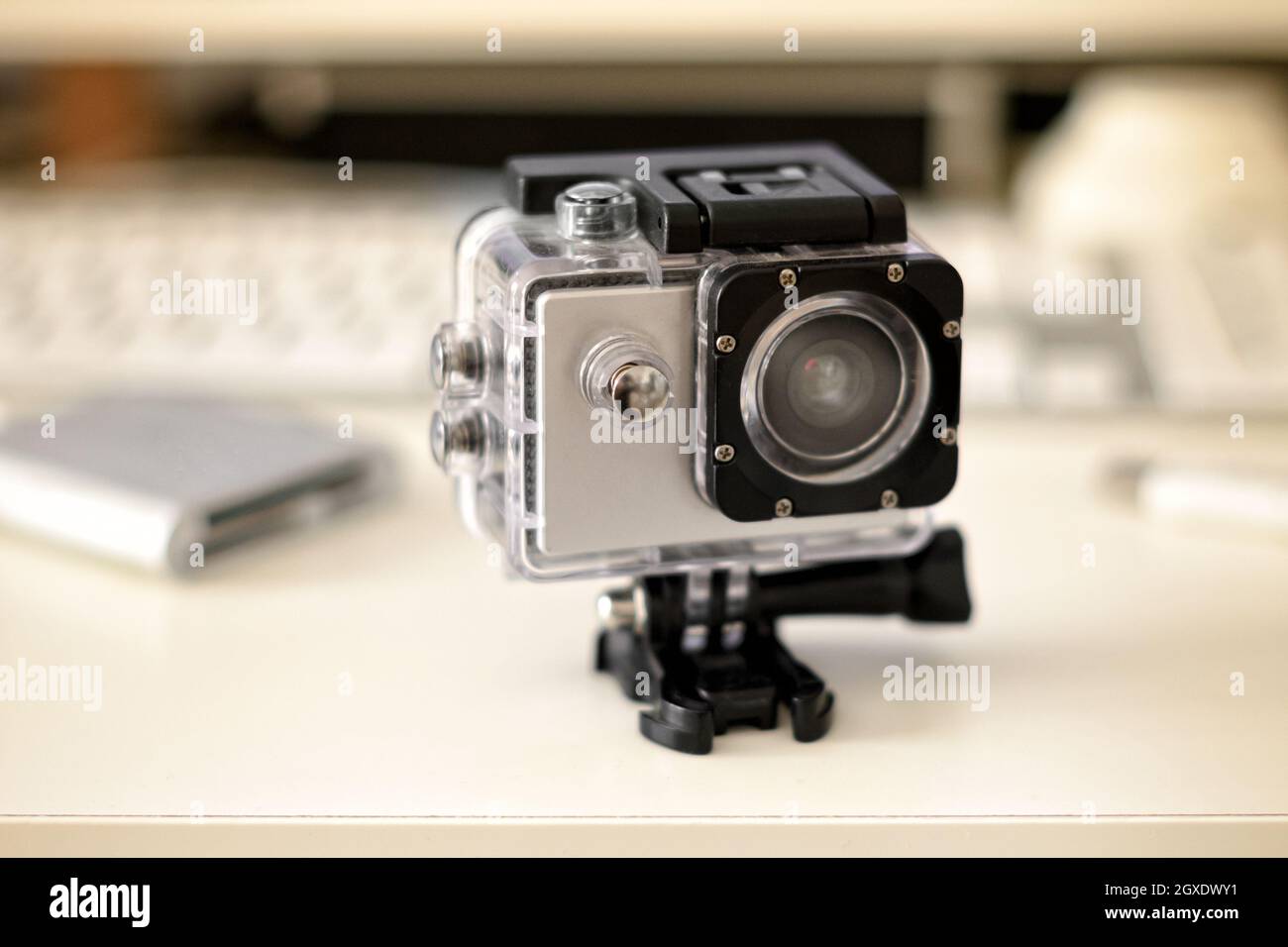 Gros plan sur une caméra embarquée compacte et robuste sur un support pour enregistrer des scènes d'action immersives en vidéo et en photographie Banque D'Images