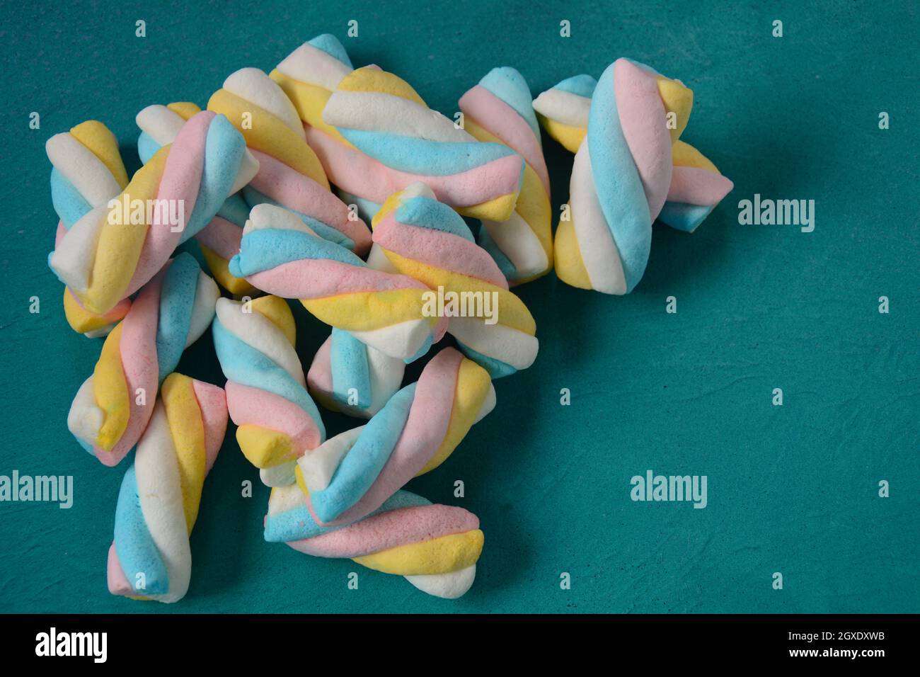 Torsades de guimauve. Bonbons doux et colorés Banque D'Images