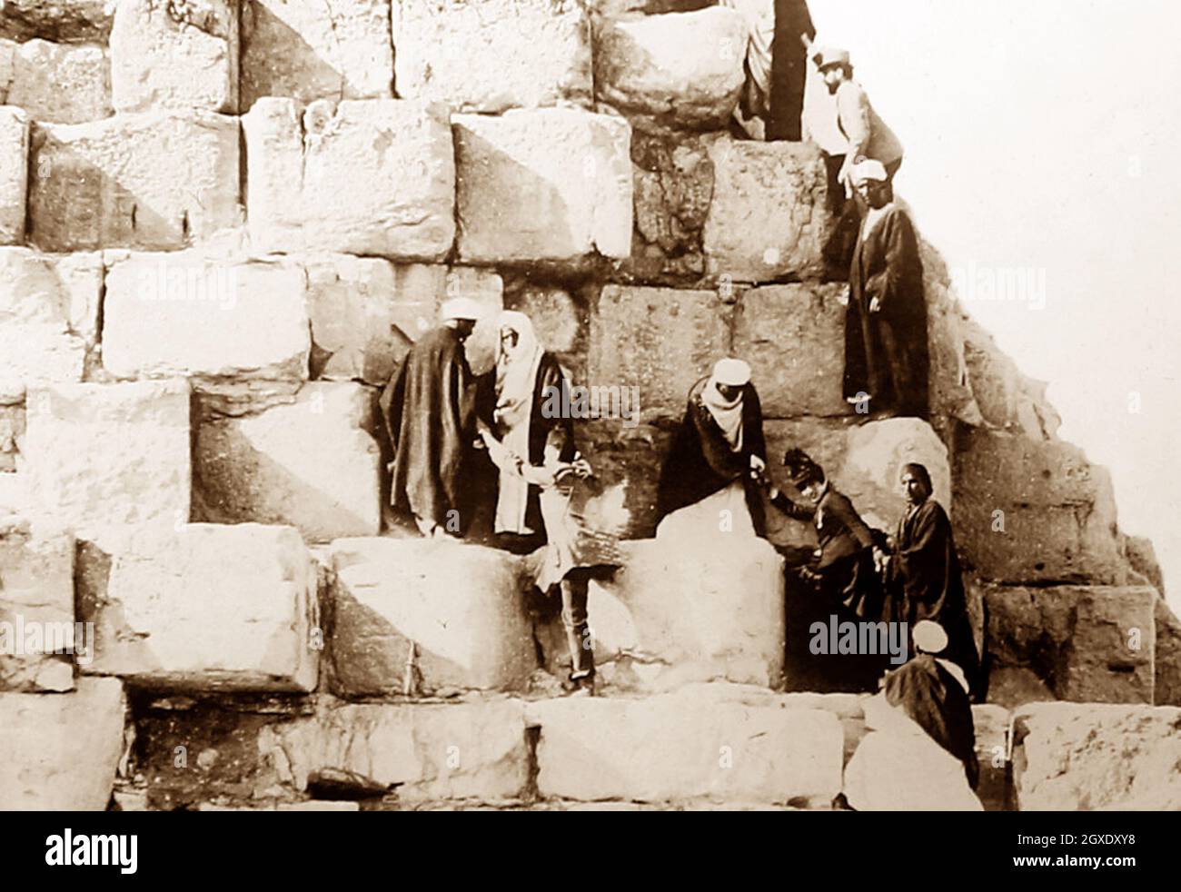 Touristes victoriens grimpant les Pyramides, Egypte, période victorienne Banque D'Images