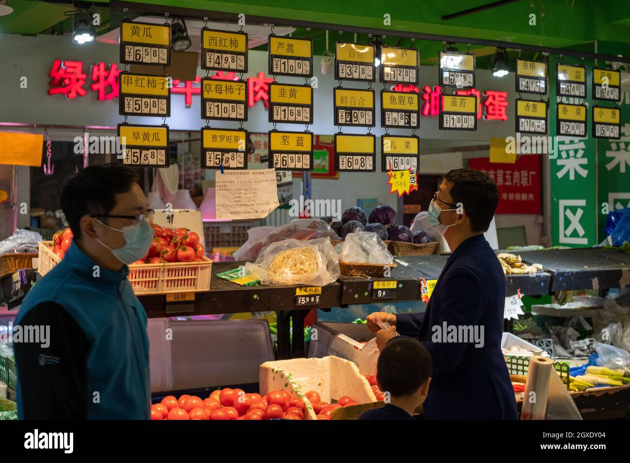 Les résidents achètent de la nourriture dans un supermarché à Beijing, en Chine. 05 octobre 2021 Banque D'Images