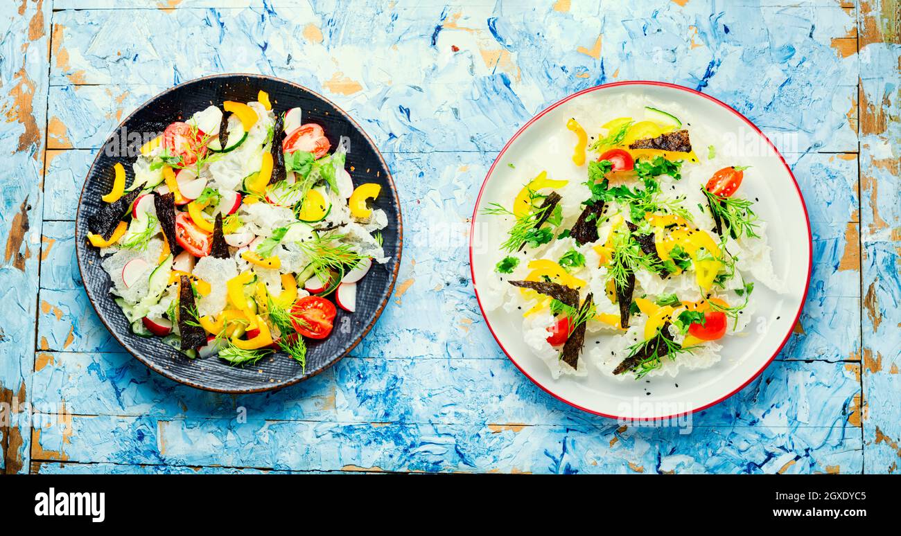 Salade de légumes frais de printemps sur du papier de riz. Salade orientale de légumes. Banque D'Images