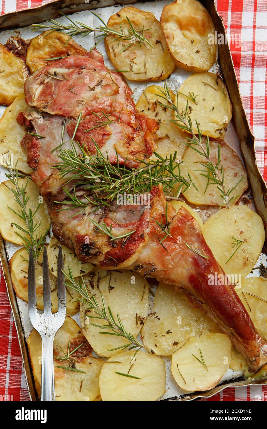 Épaule d'agneau avec pommes de terre. Banque D'Images