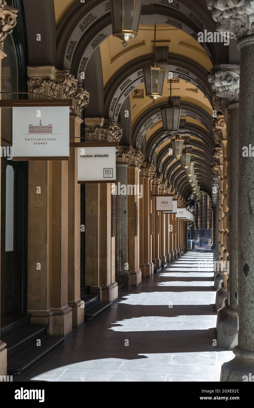 Sydney, Australie. Lundi 4 octobre 2021. Le quartier des affaires du centre de Sydney est encore très calme, car Sydney se prépare à rouvrir une fois que l'objectif de vaccination de 70 % a été atteint d'ici le lundi 11 octobre. Vue générale sur la place Martin. Crédit : Paul Lovelace/Alamy Live News Banque D'Images